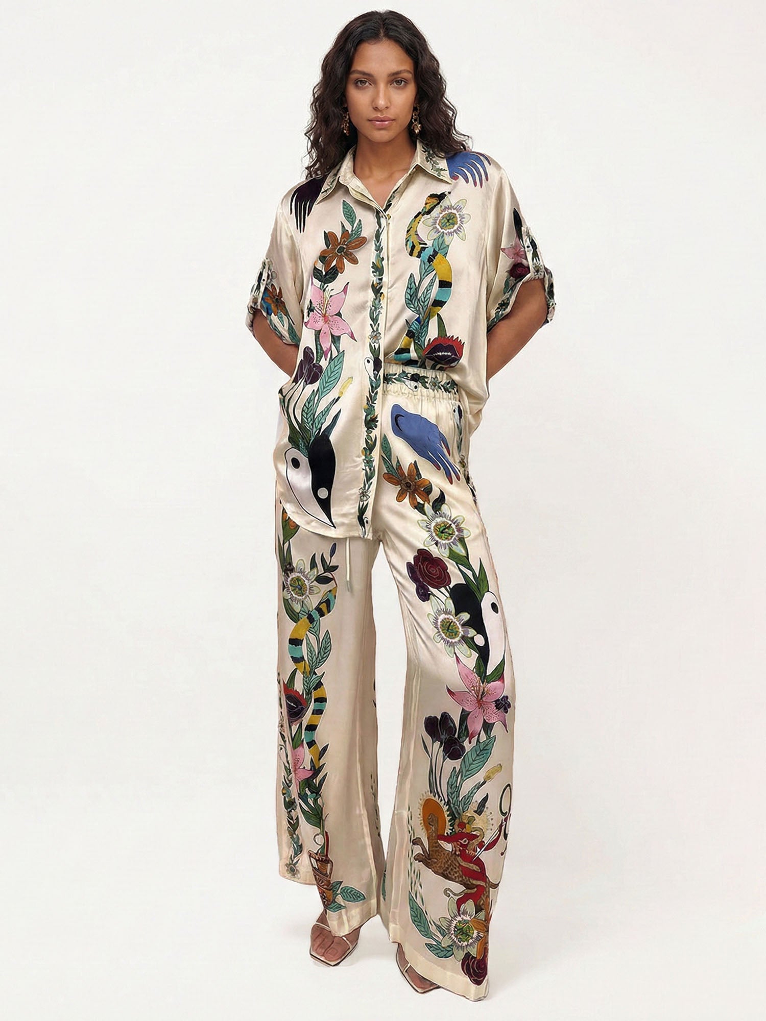 Wide-leg trousers with a sophisticated print