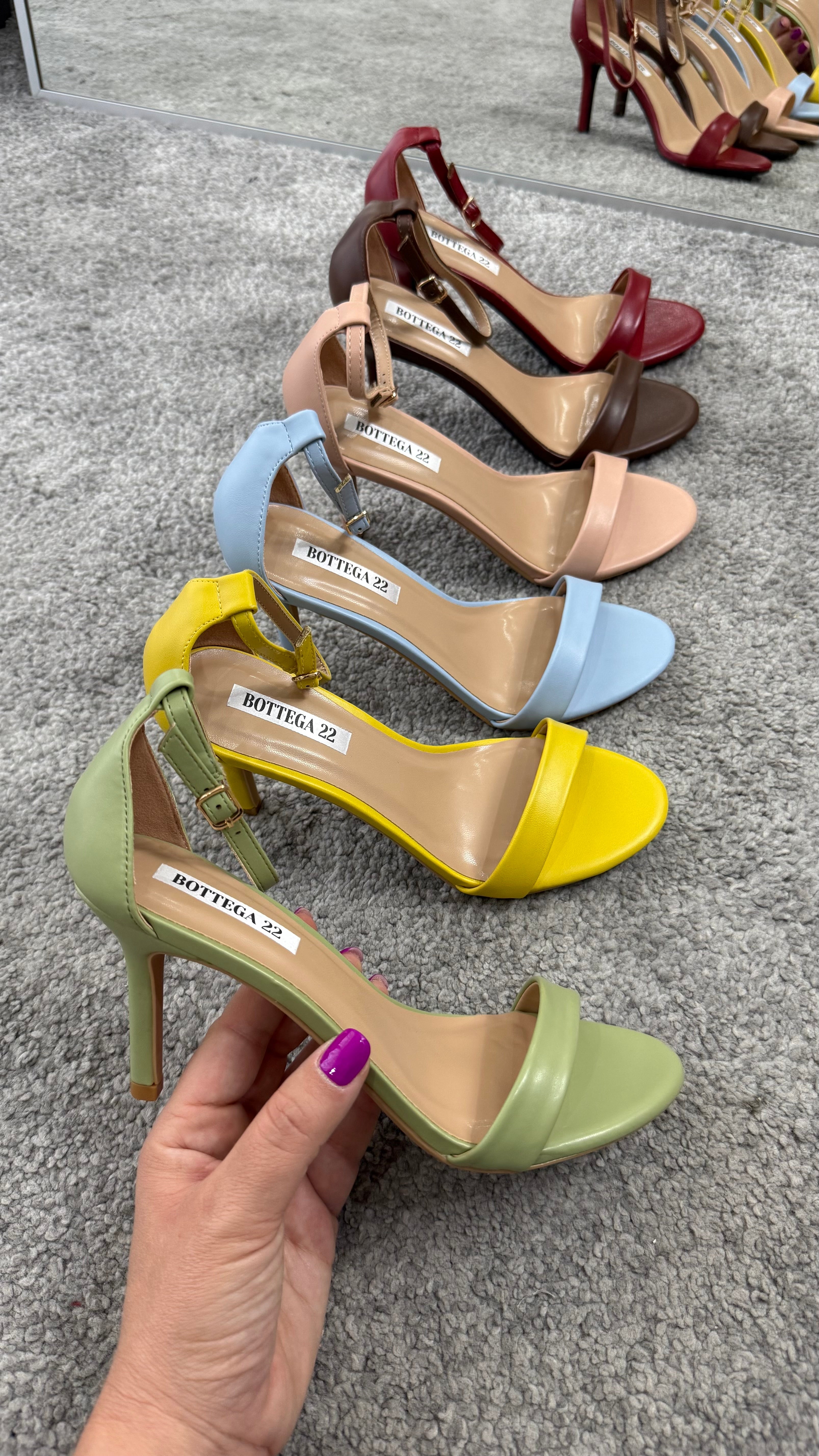 Sandal in basic colors