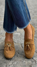 Elegant boot with a pompom