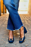Decolletage with a buckle and wide heel