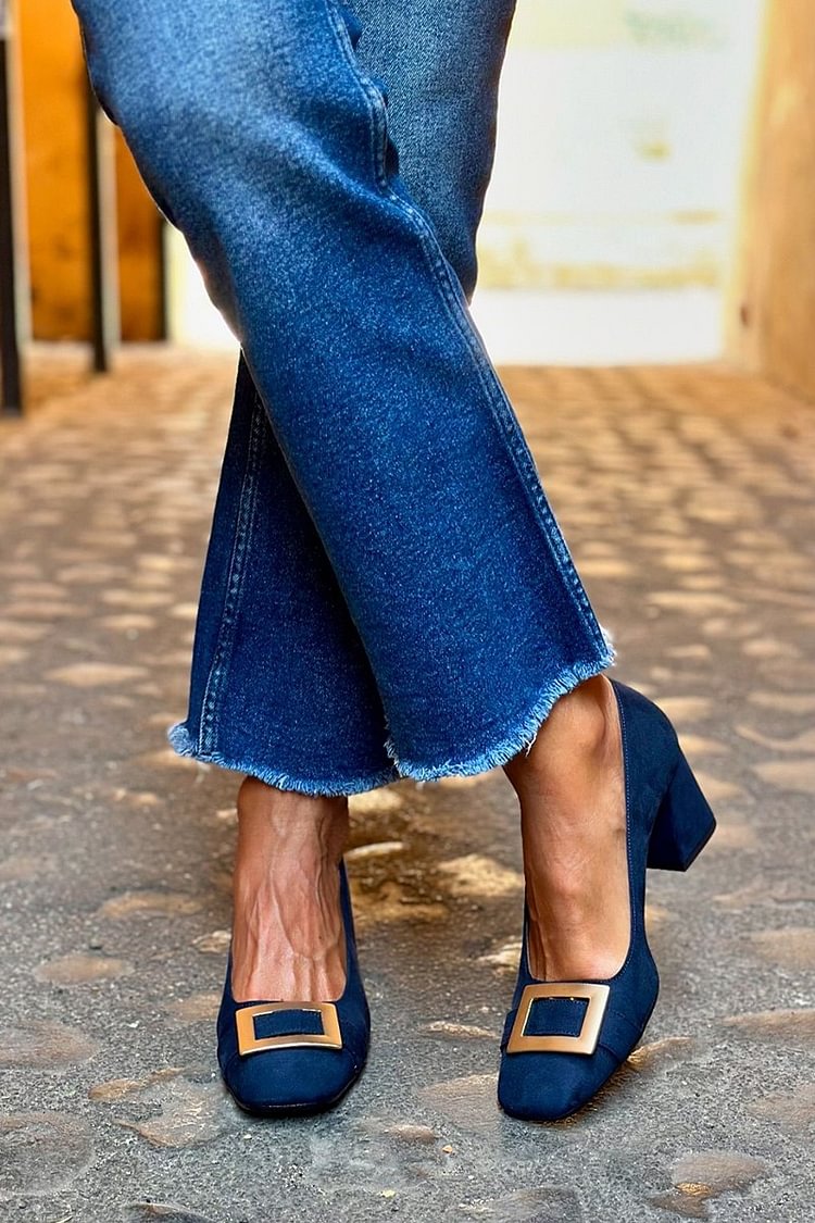 Decolletage with a buckle and wide heel