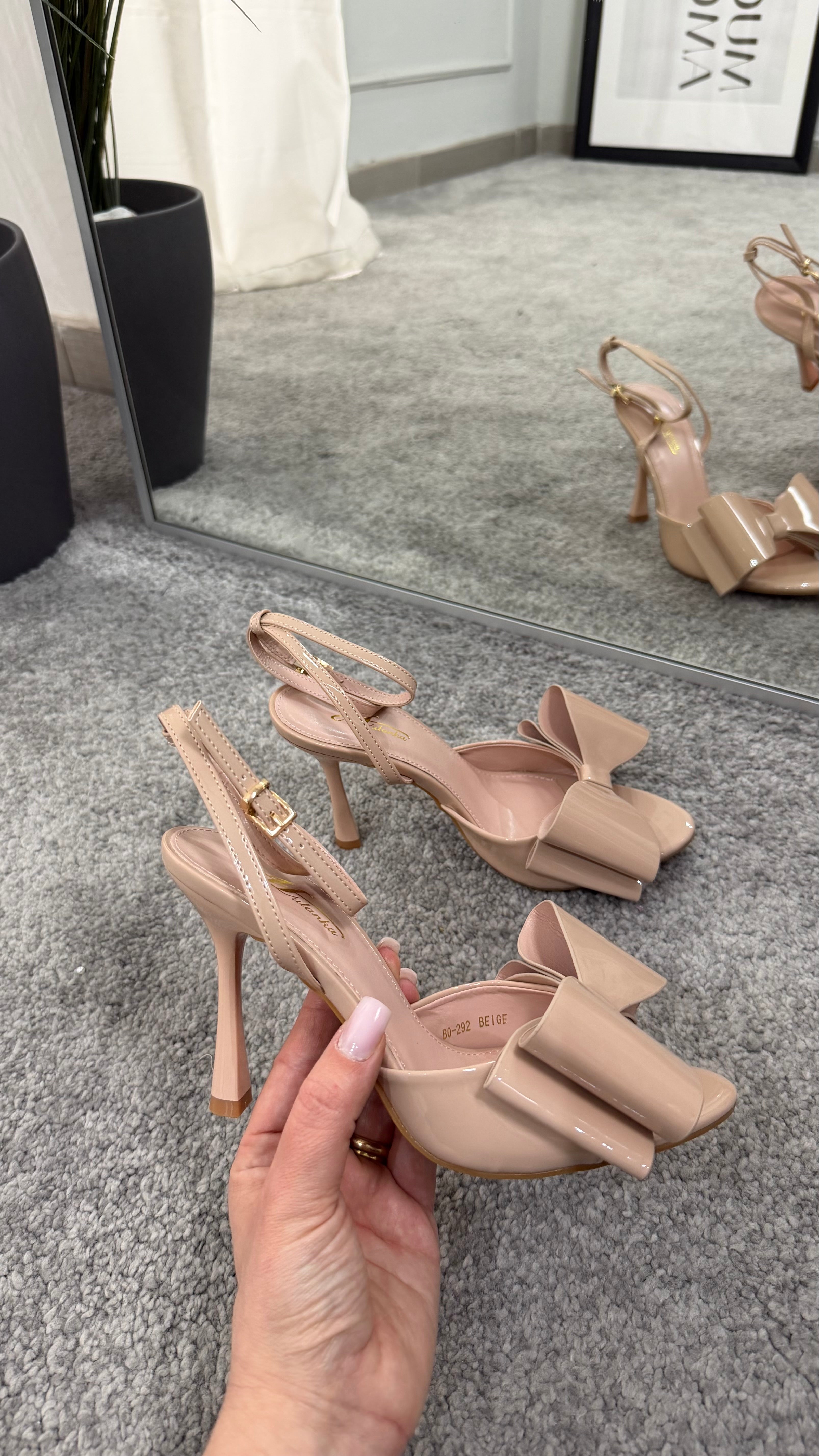 Sandal with a tie