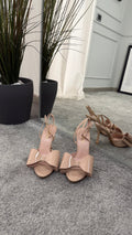 Sandal with a tie