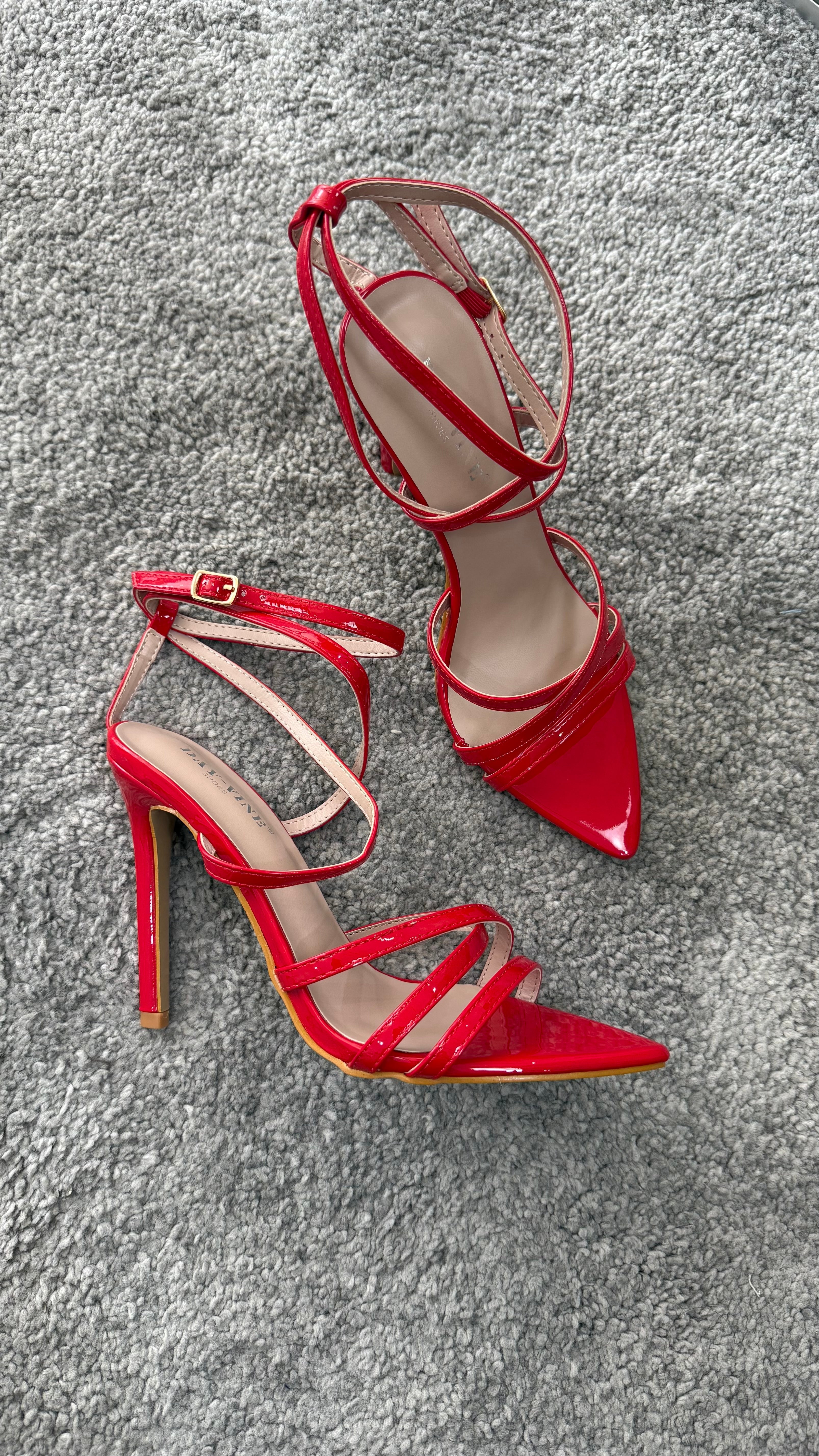 Pointed-toe sandal