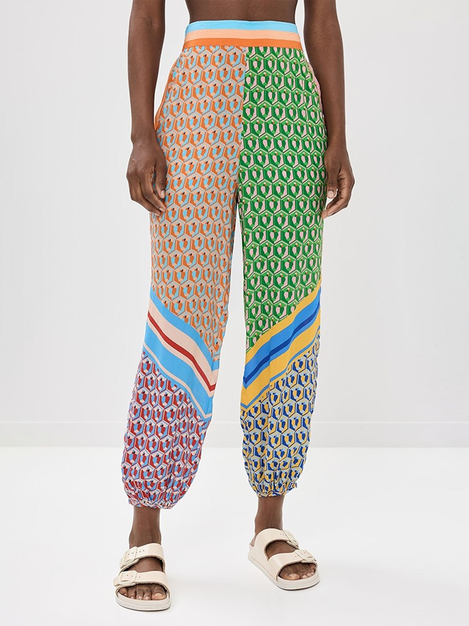 Wide bloomer trousers with a geometric print