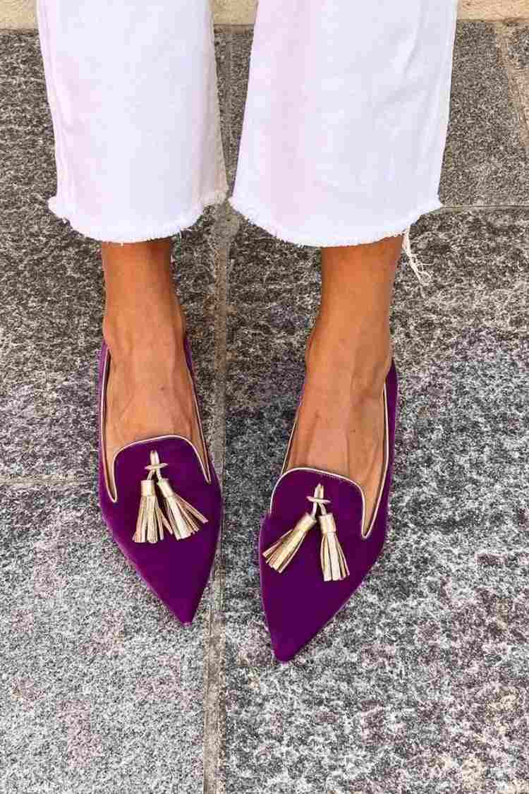 Elegant boot with pom-poms