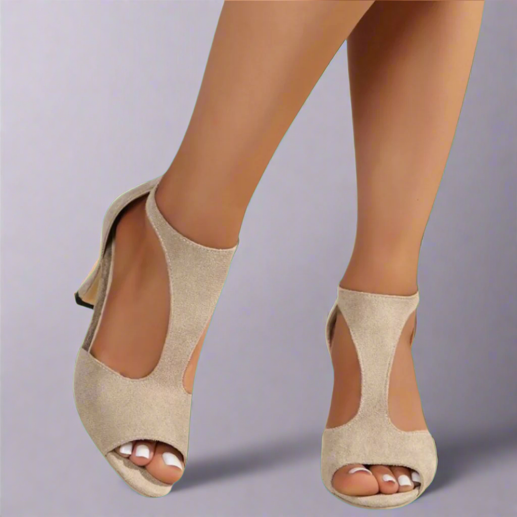 Heeled sandal with a rounded cut-out