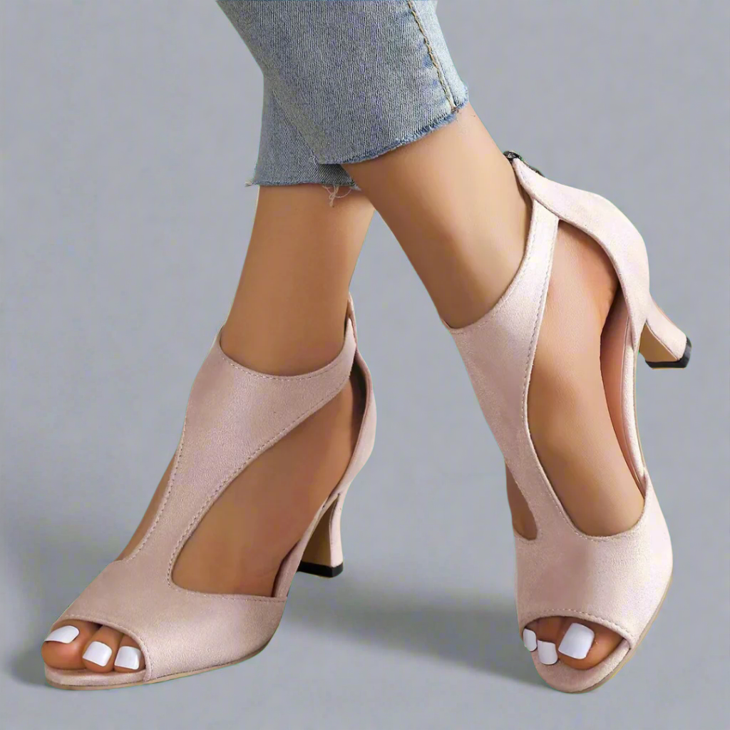 Heeled sandal with a rounded cut-out