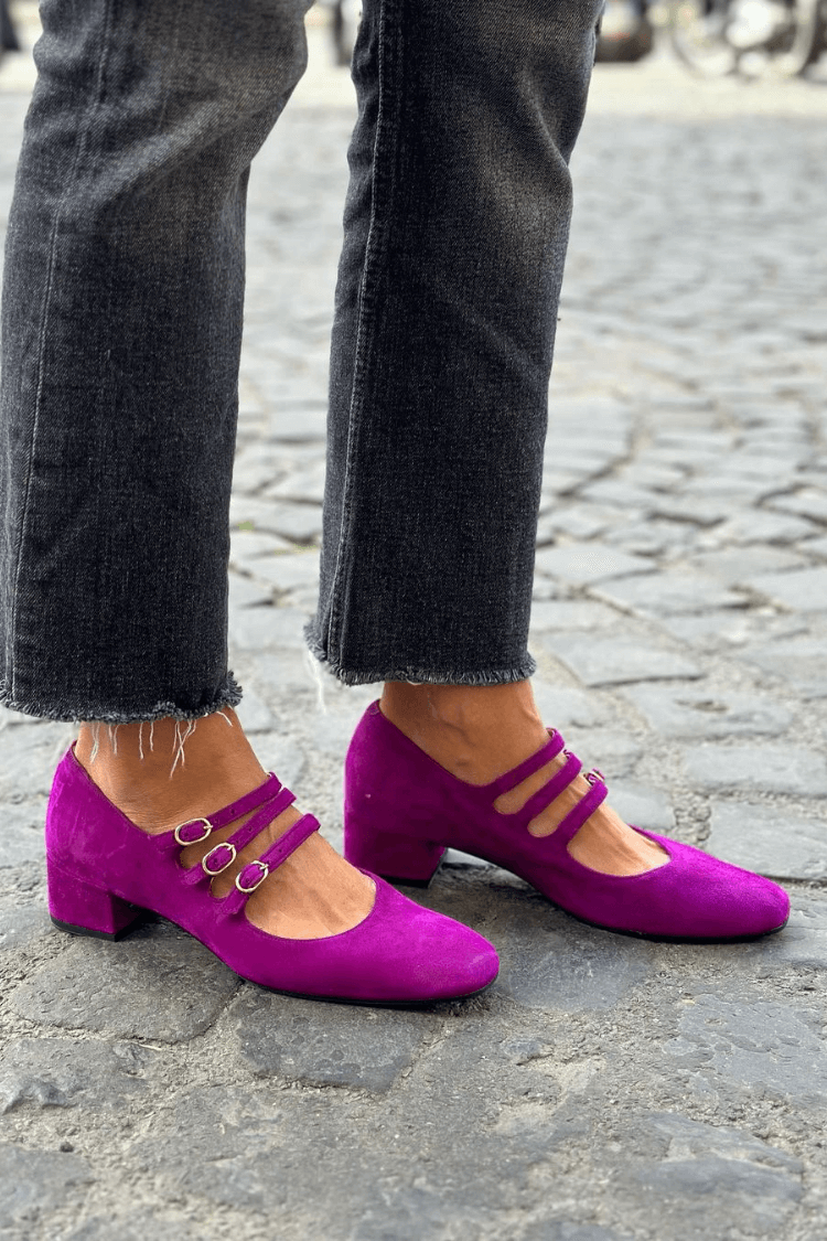 Decollete with three straps