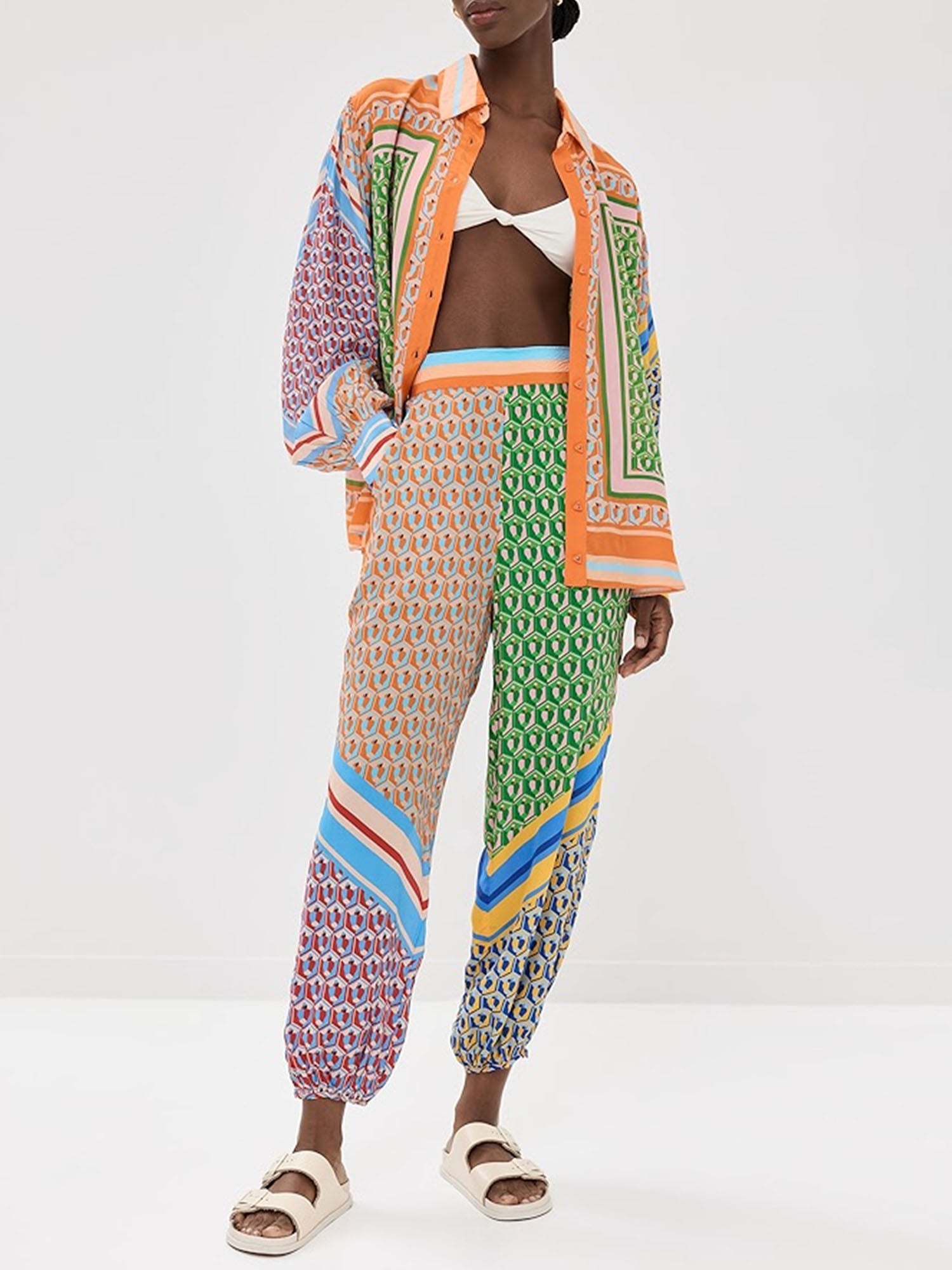 Wide bloomer trousers with a geometric print