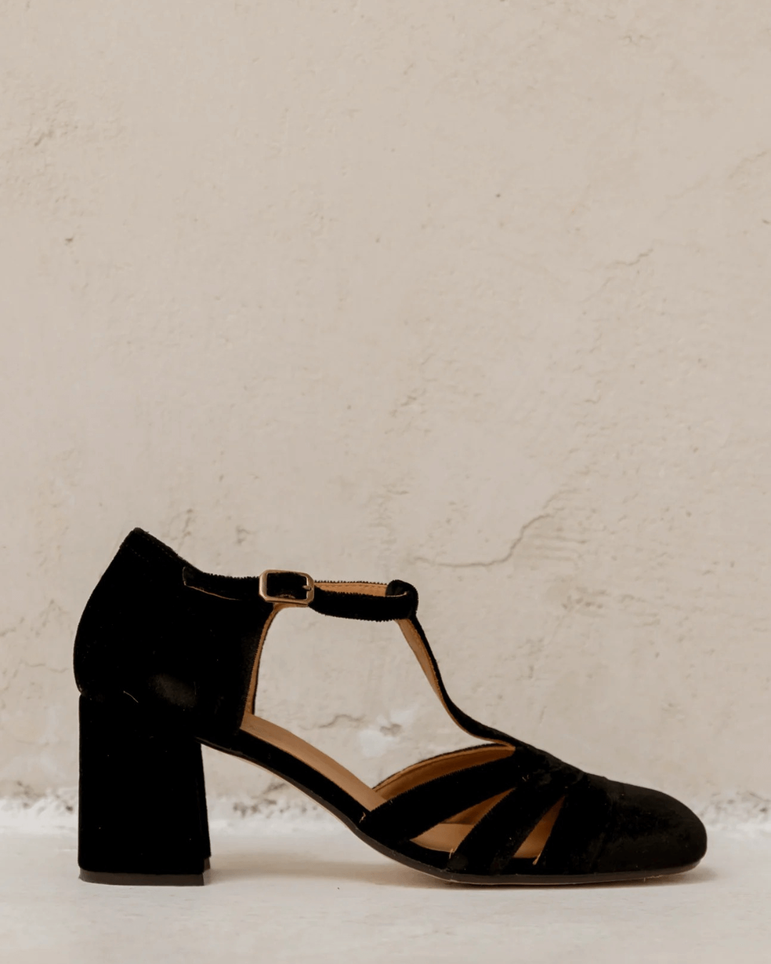 T-bar shoe with a stable heel
