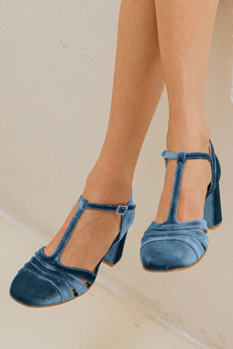 T-bar shoe with a stable heel