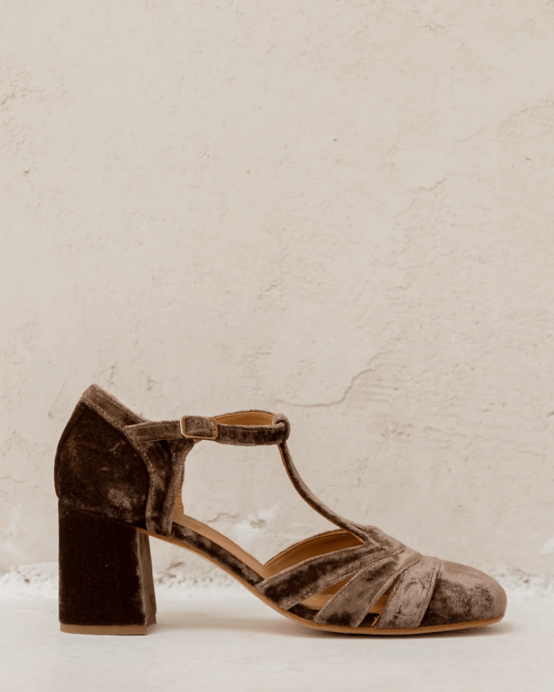 T-bar shoe with a stable heel