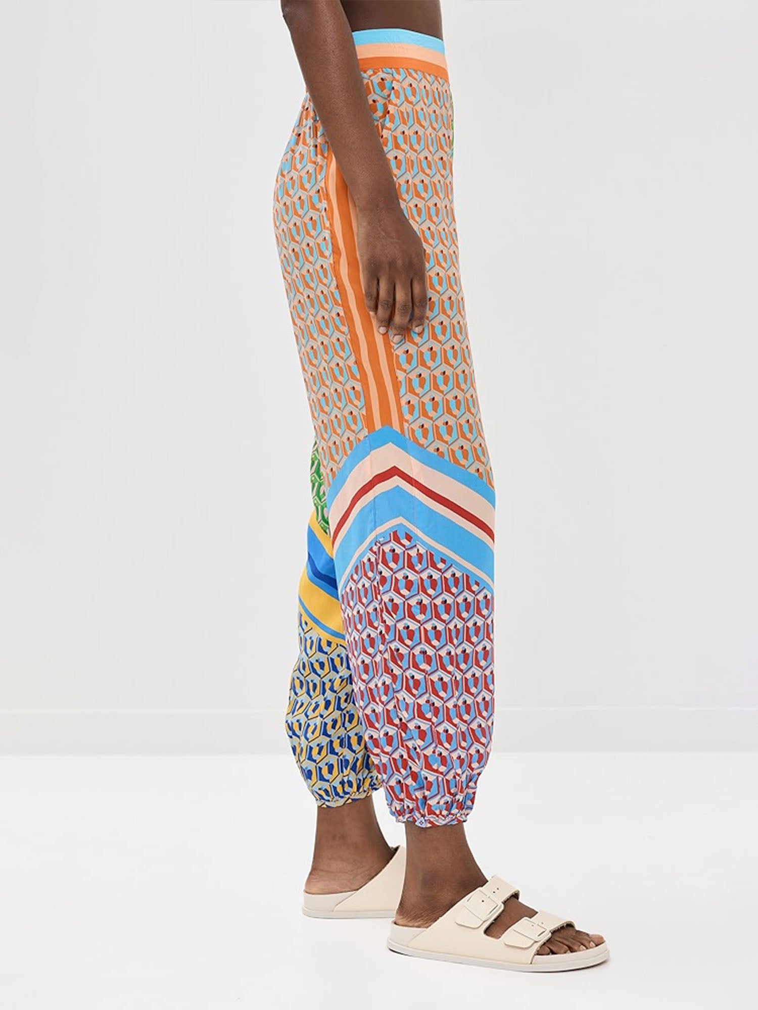 Wide bloomer trousers with a geometric print