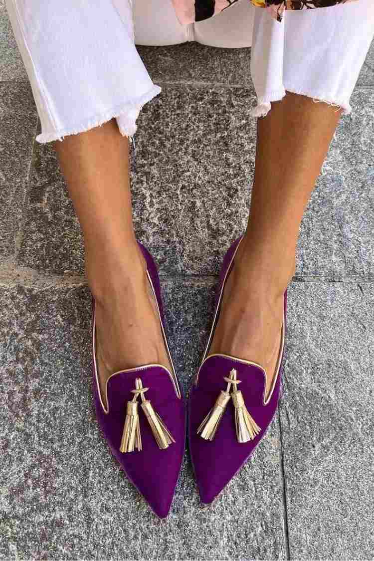 Elegant boot with pom-poms