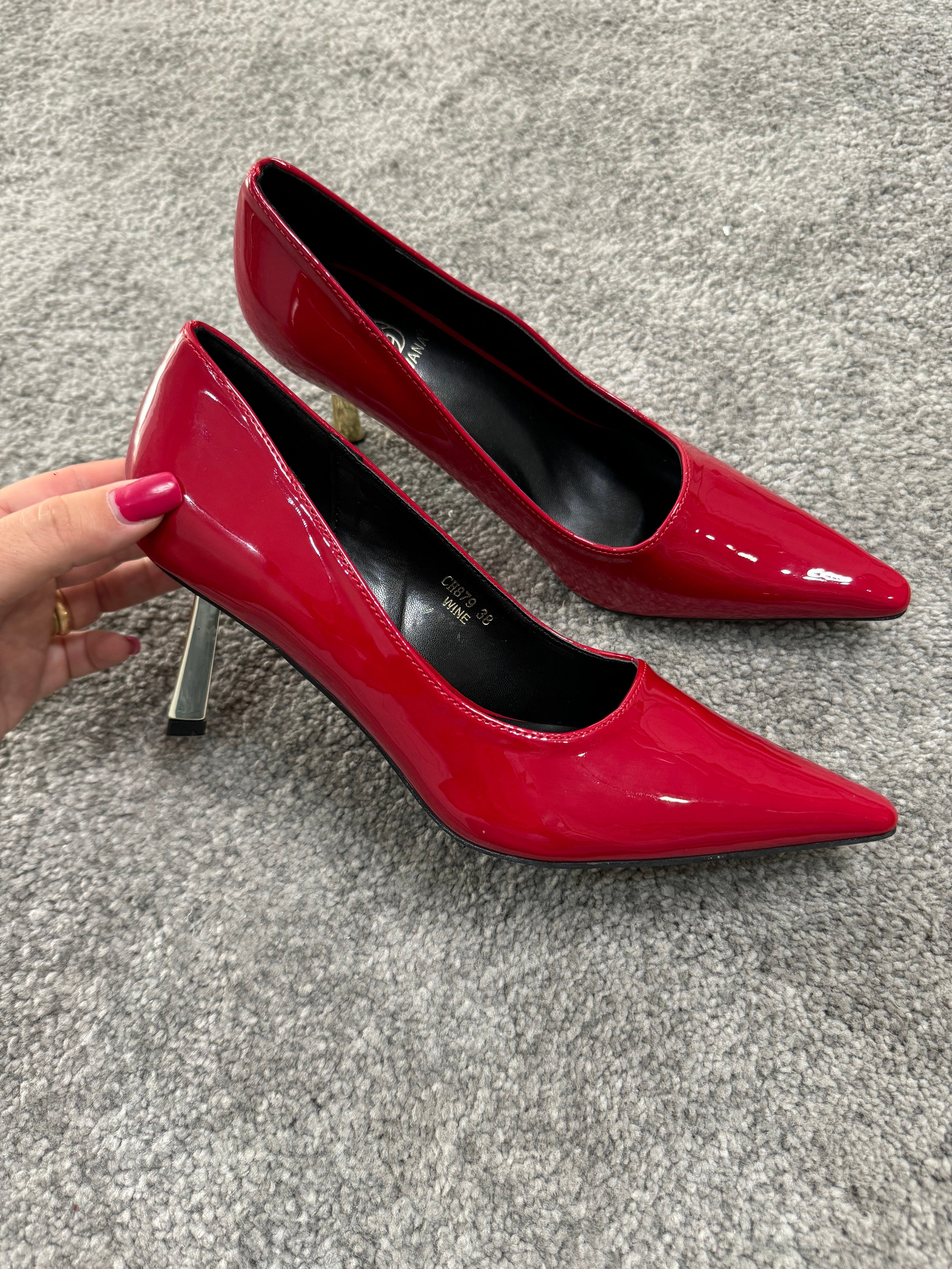 Decolletage with a golden heel