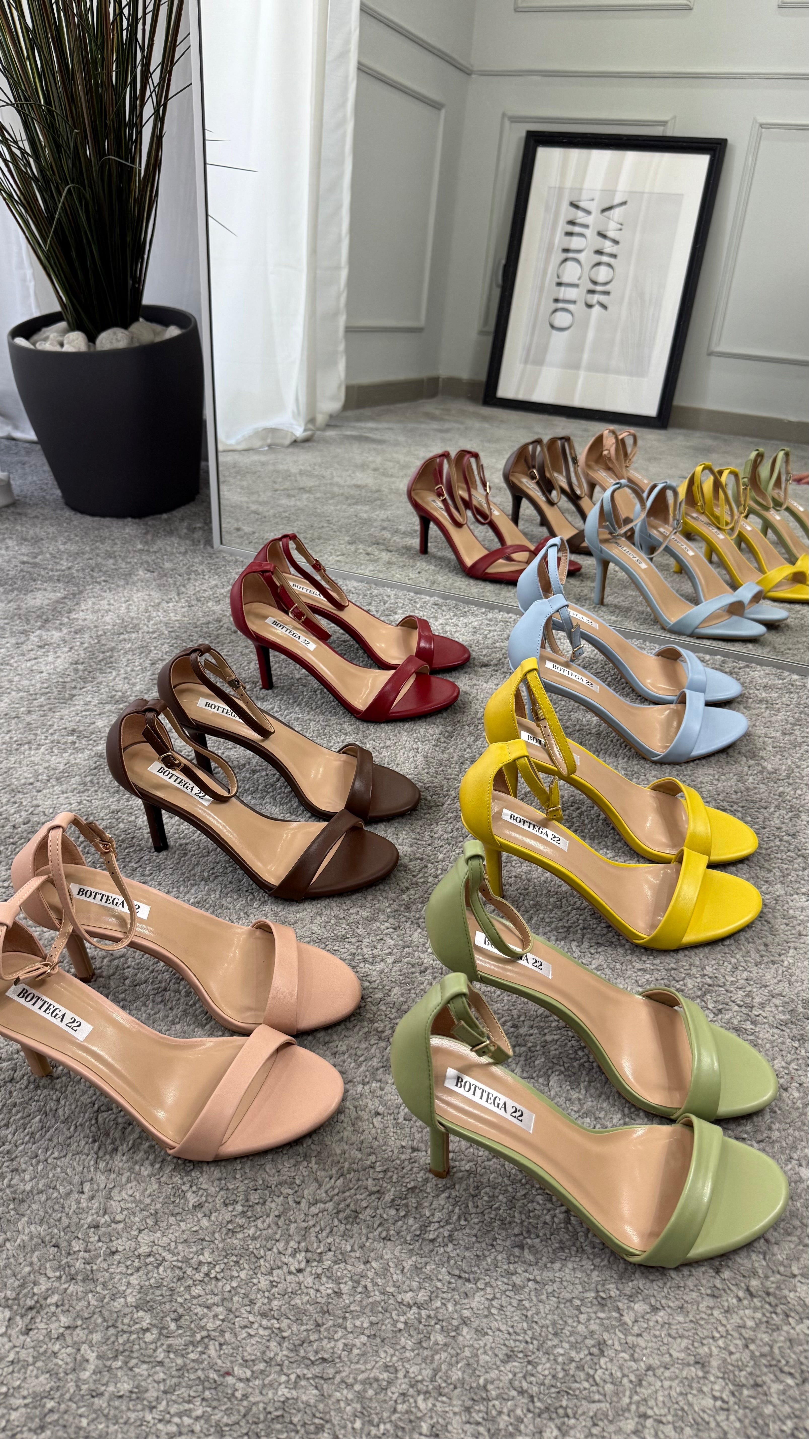 Sandal in basic colors