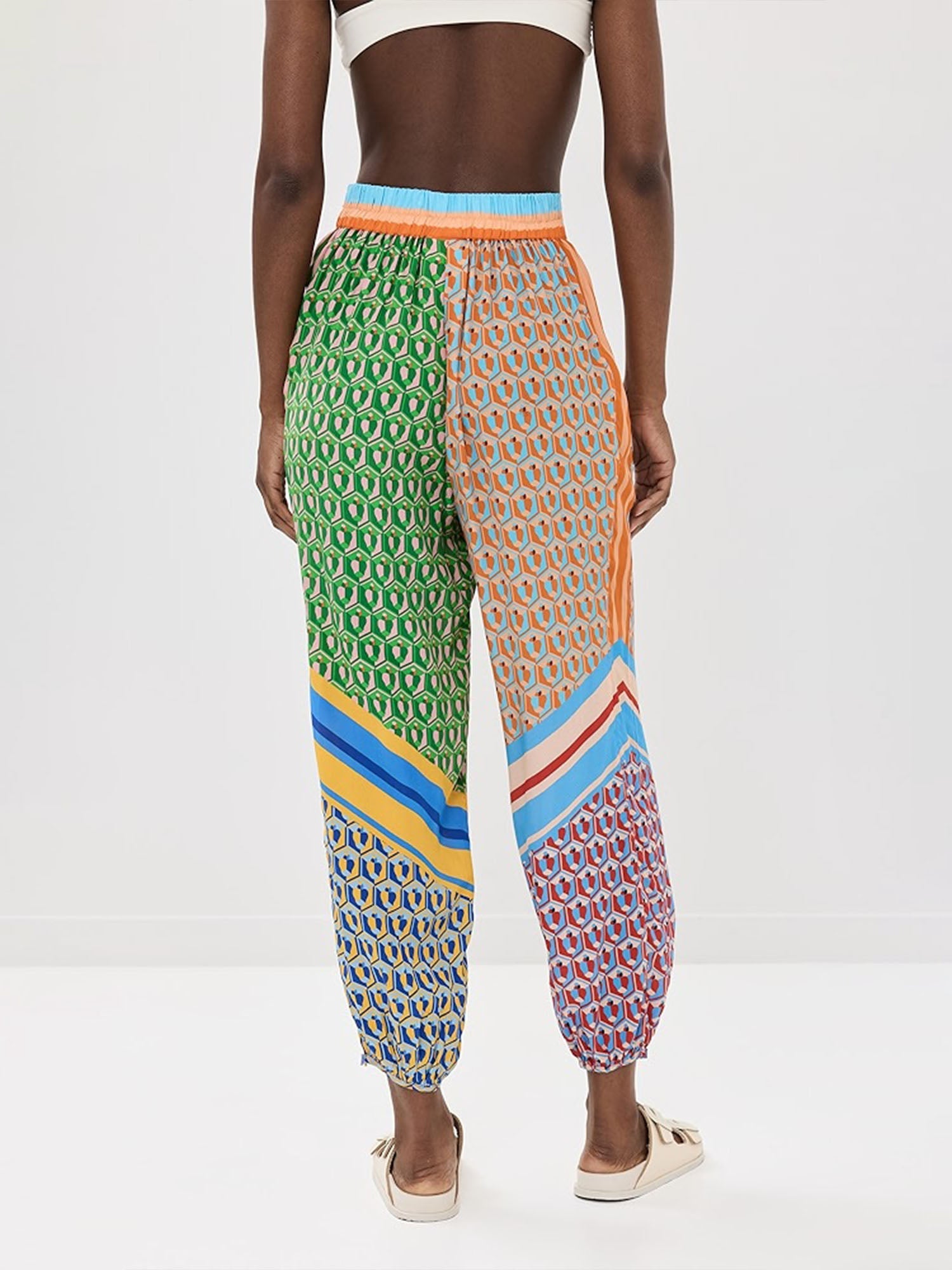 Wide bloomer trousers with a geometric print