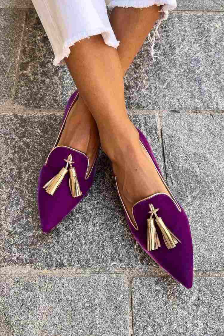 Elegant boot with pom-poms