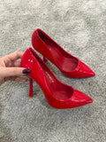 Red lacquer décolleté