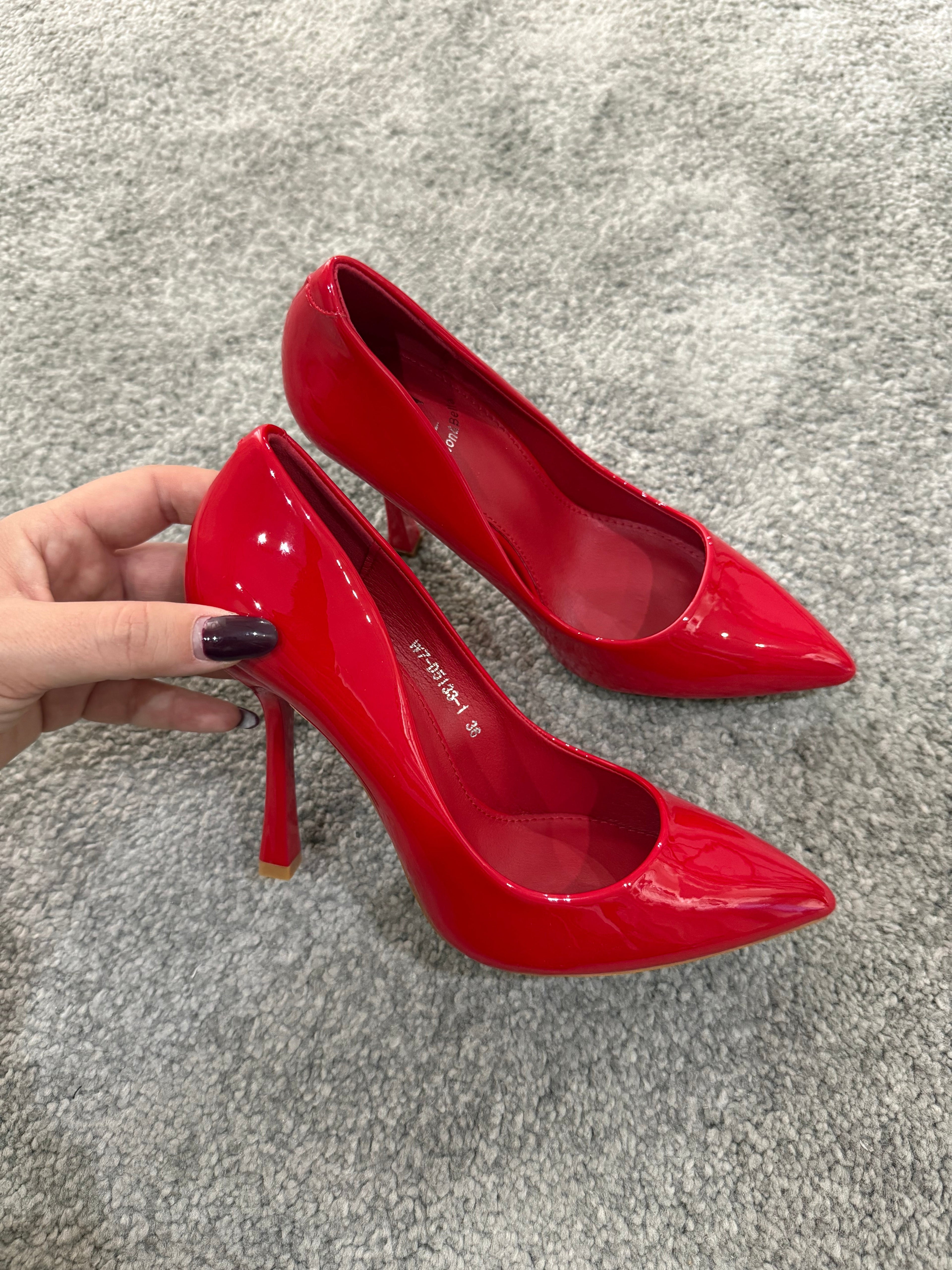 Red lacquer décolleté