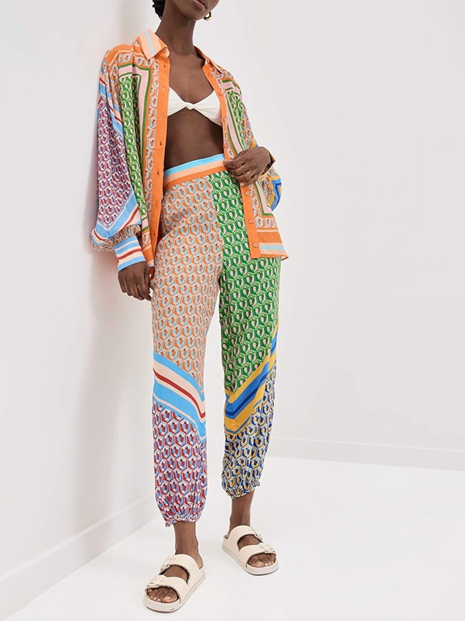 Wide bloomer trousers with a geometric print