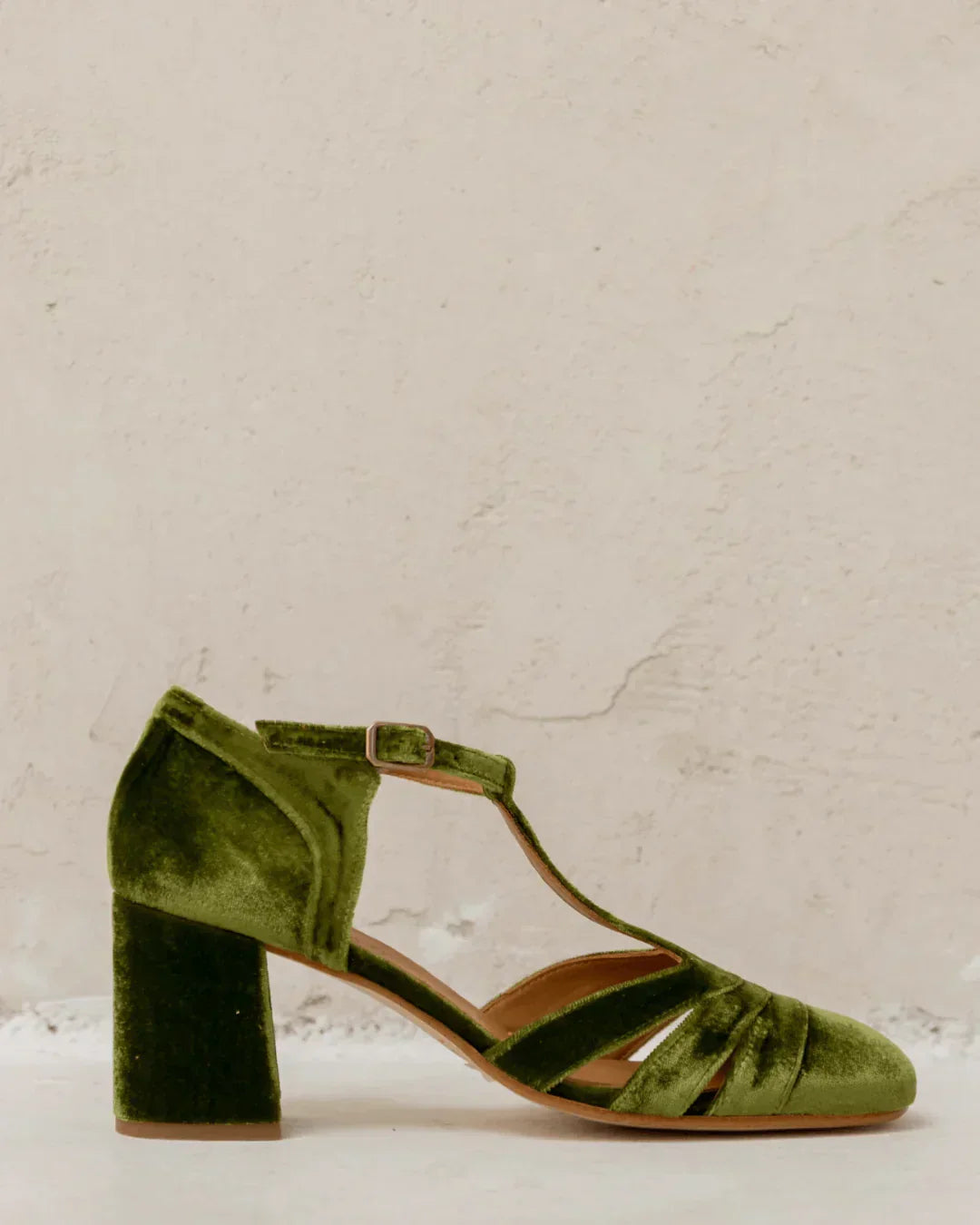 T-bar shoe with a stable heel