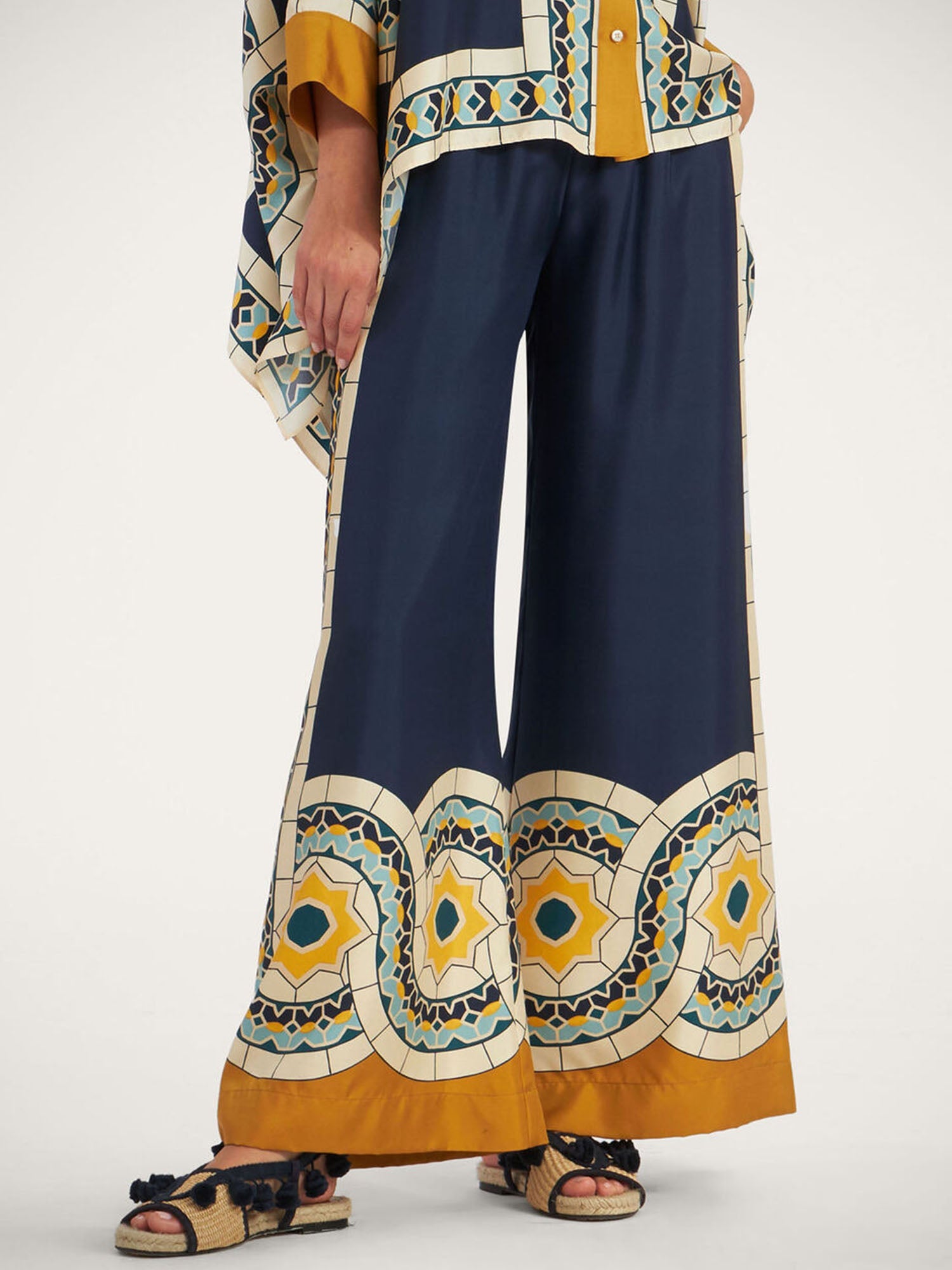 Wide-leg trousers with a geometric print