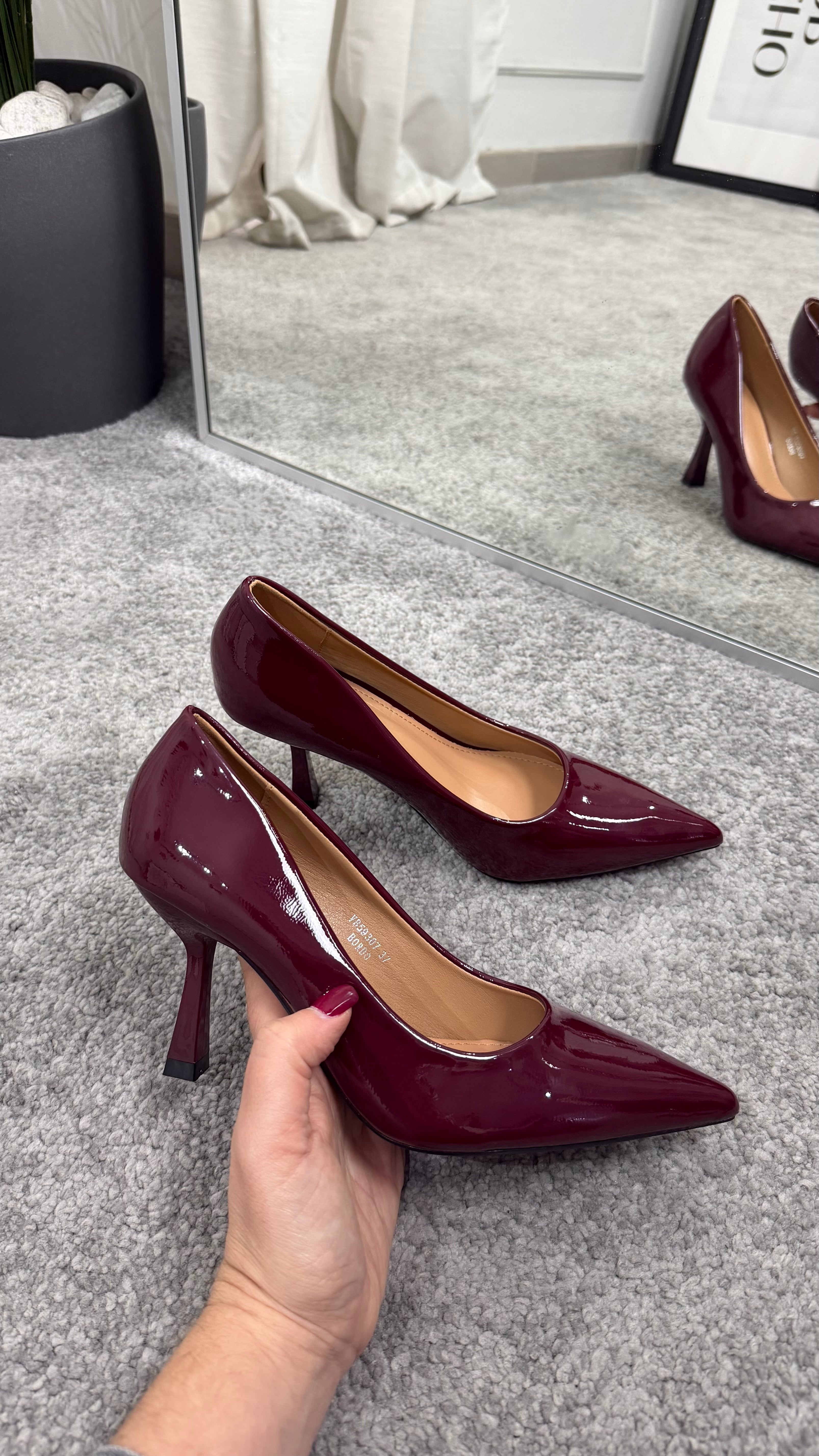 Decolletage burgundy glossy