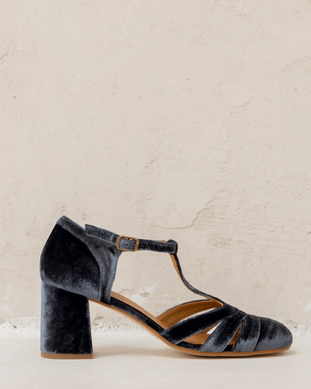 T-bar shoe with a stable heel