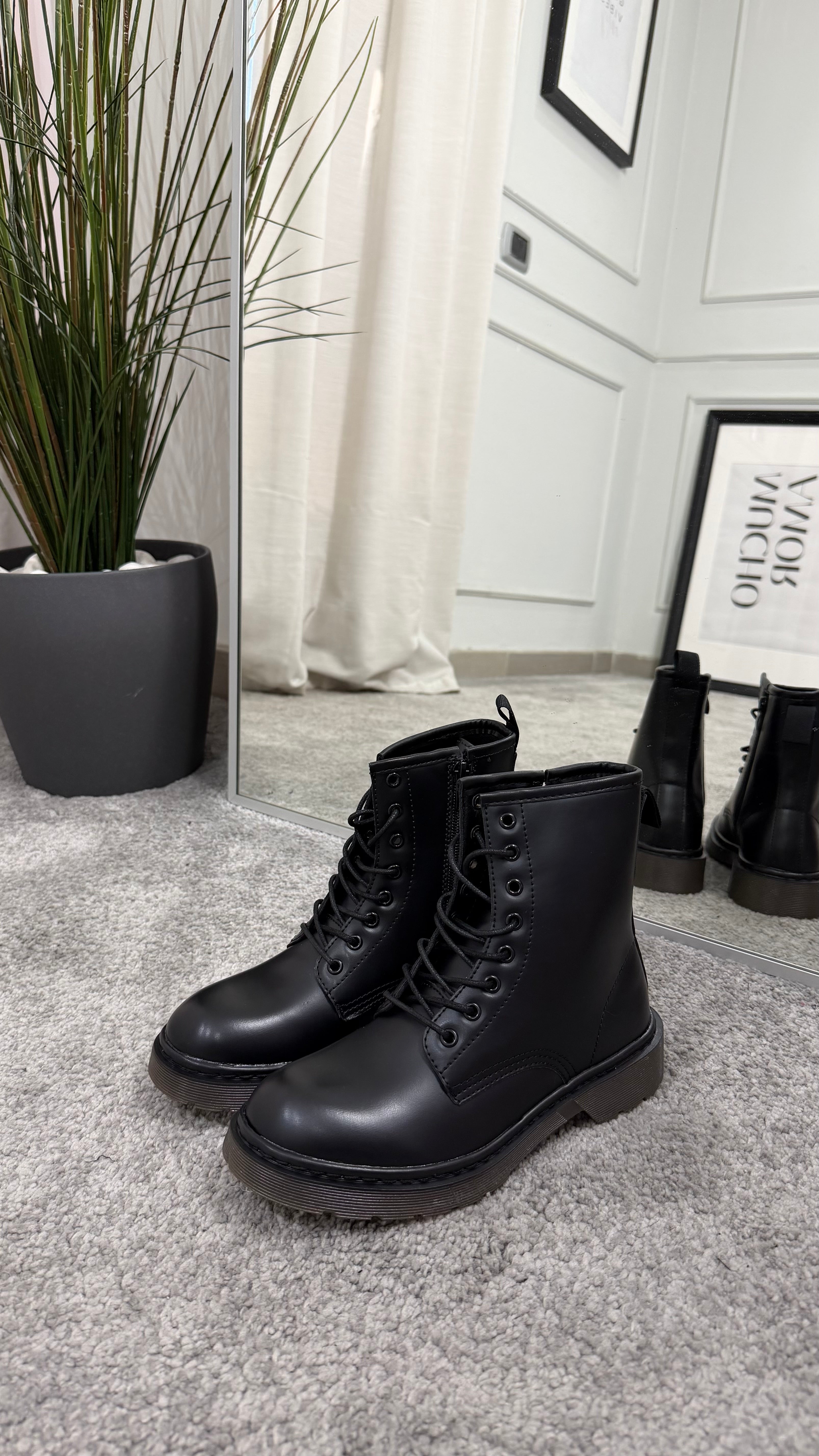 Amphibio with laces