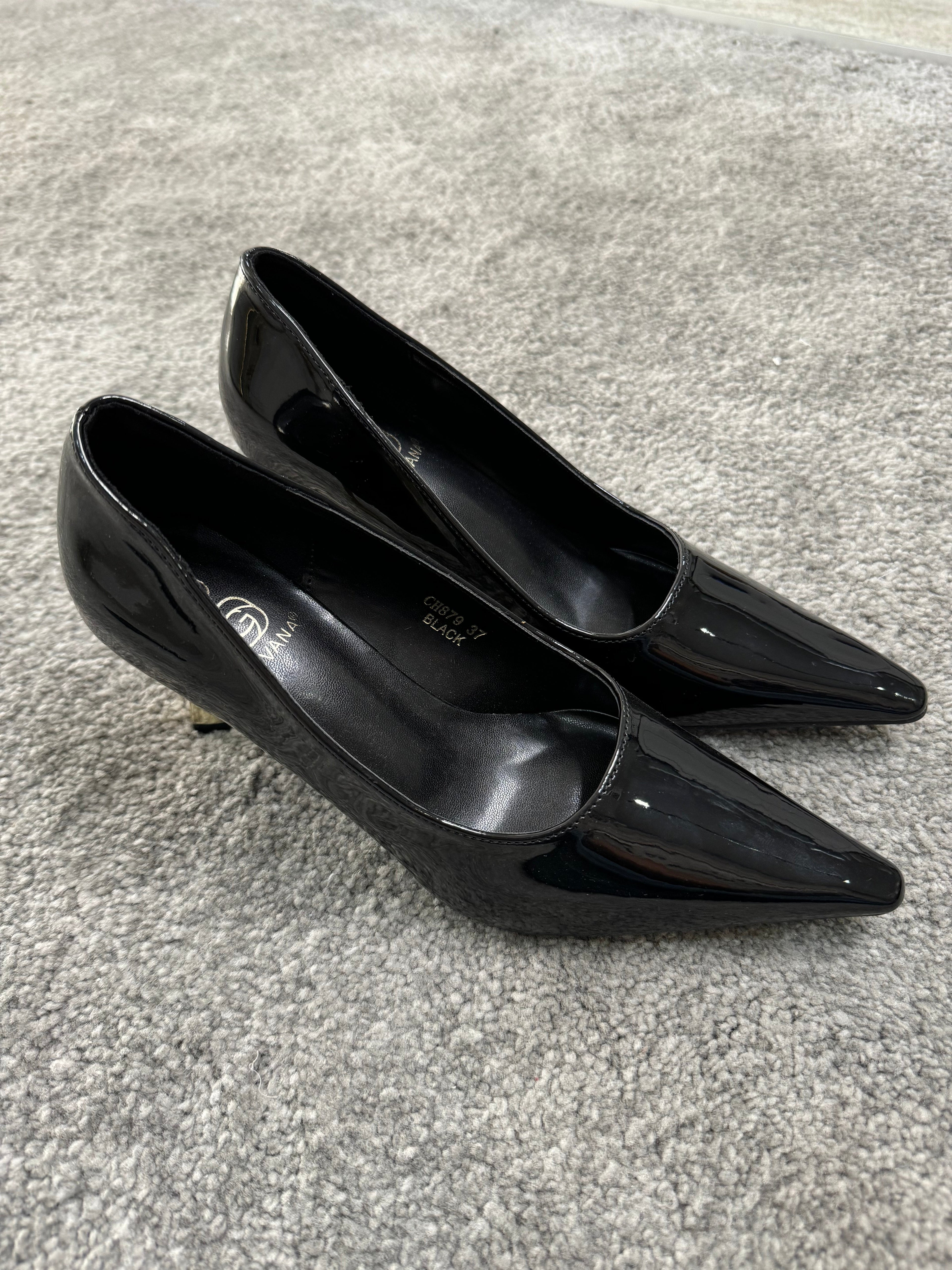 A décolletage with a golden heel