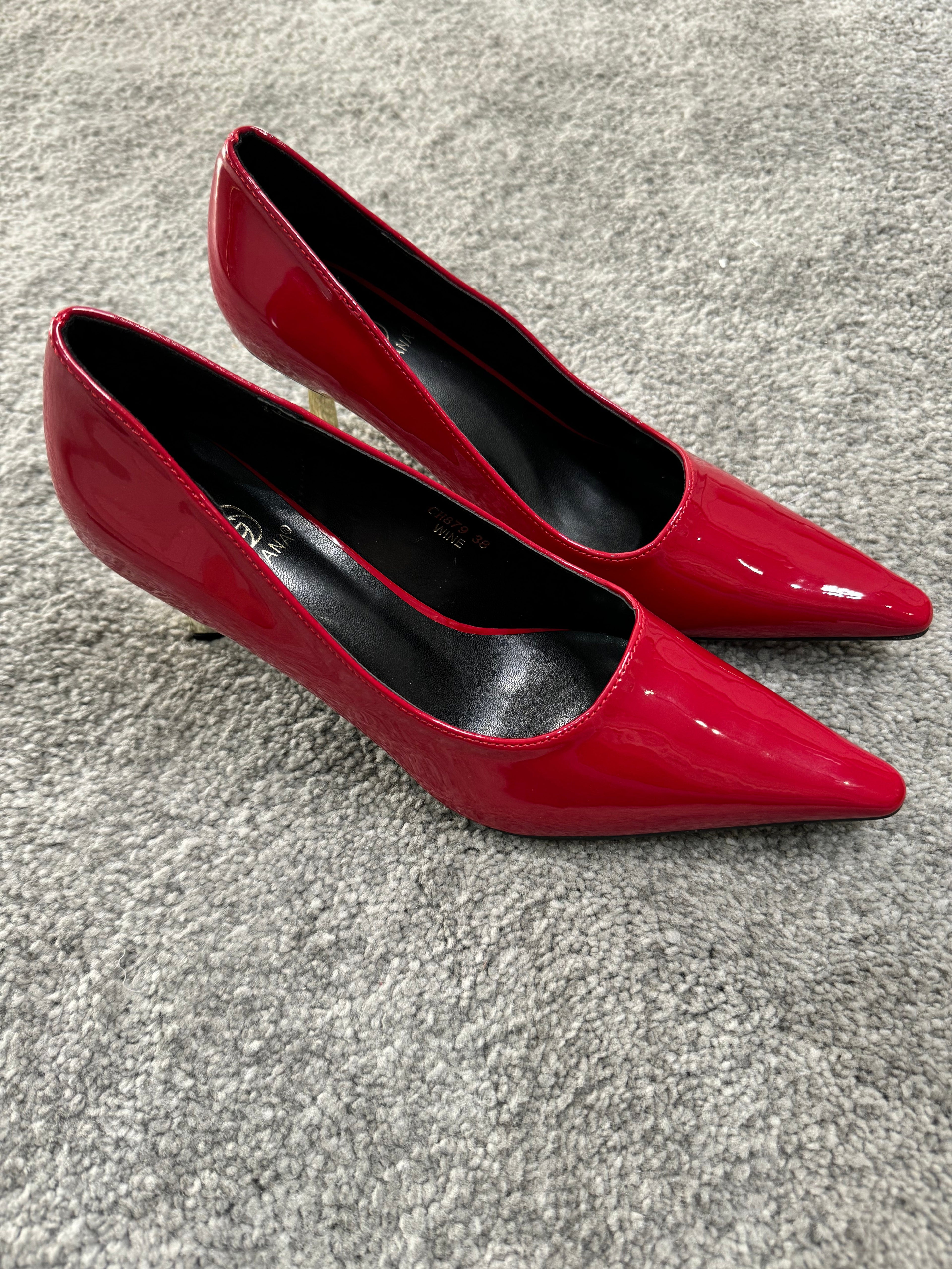 Decolletage with a golden heel