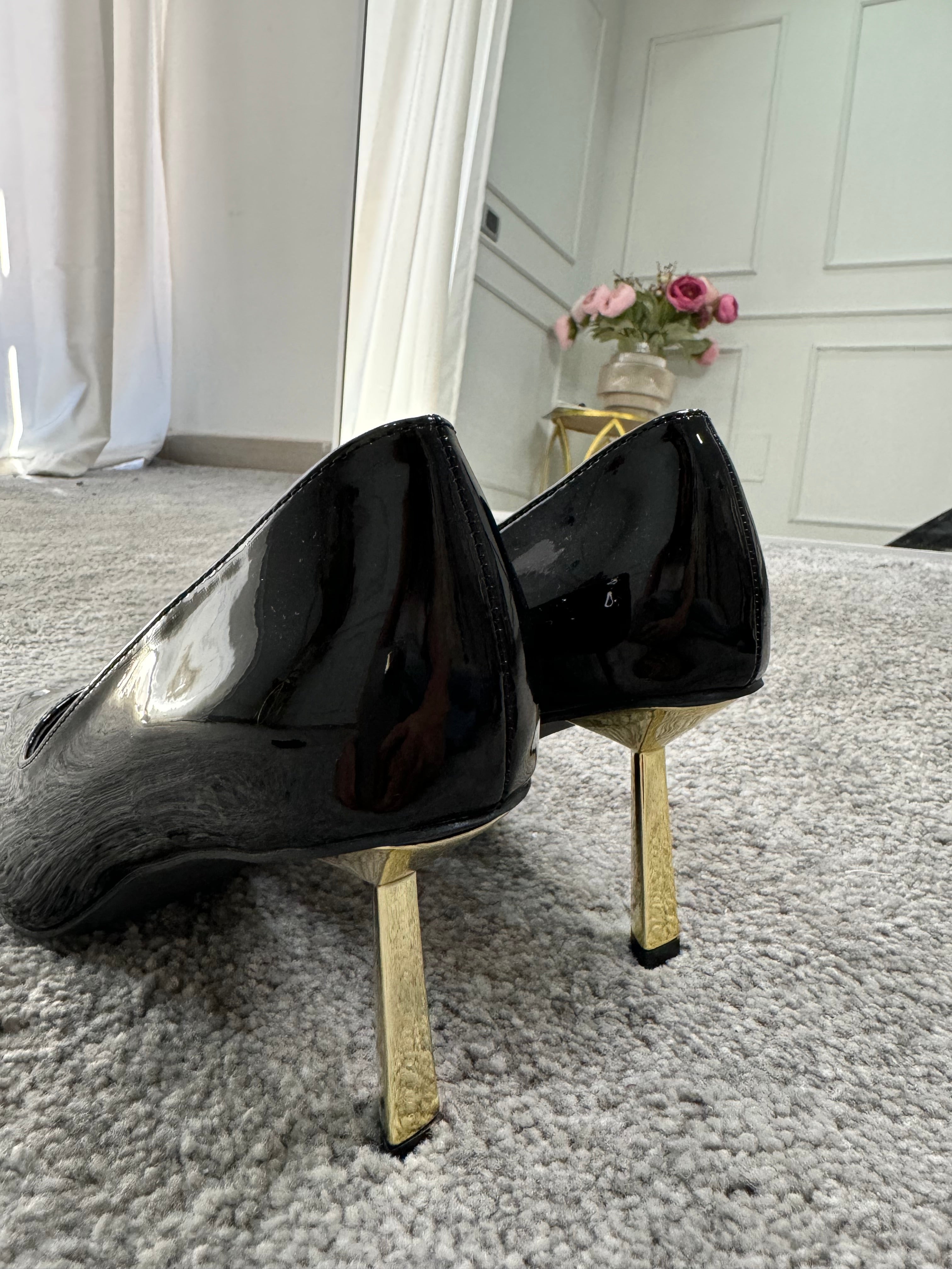 A décolletage with a golden heel