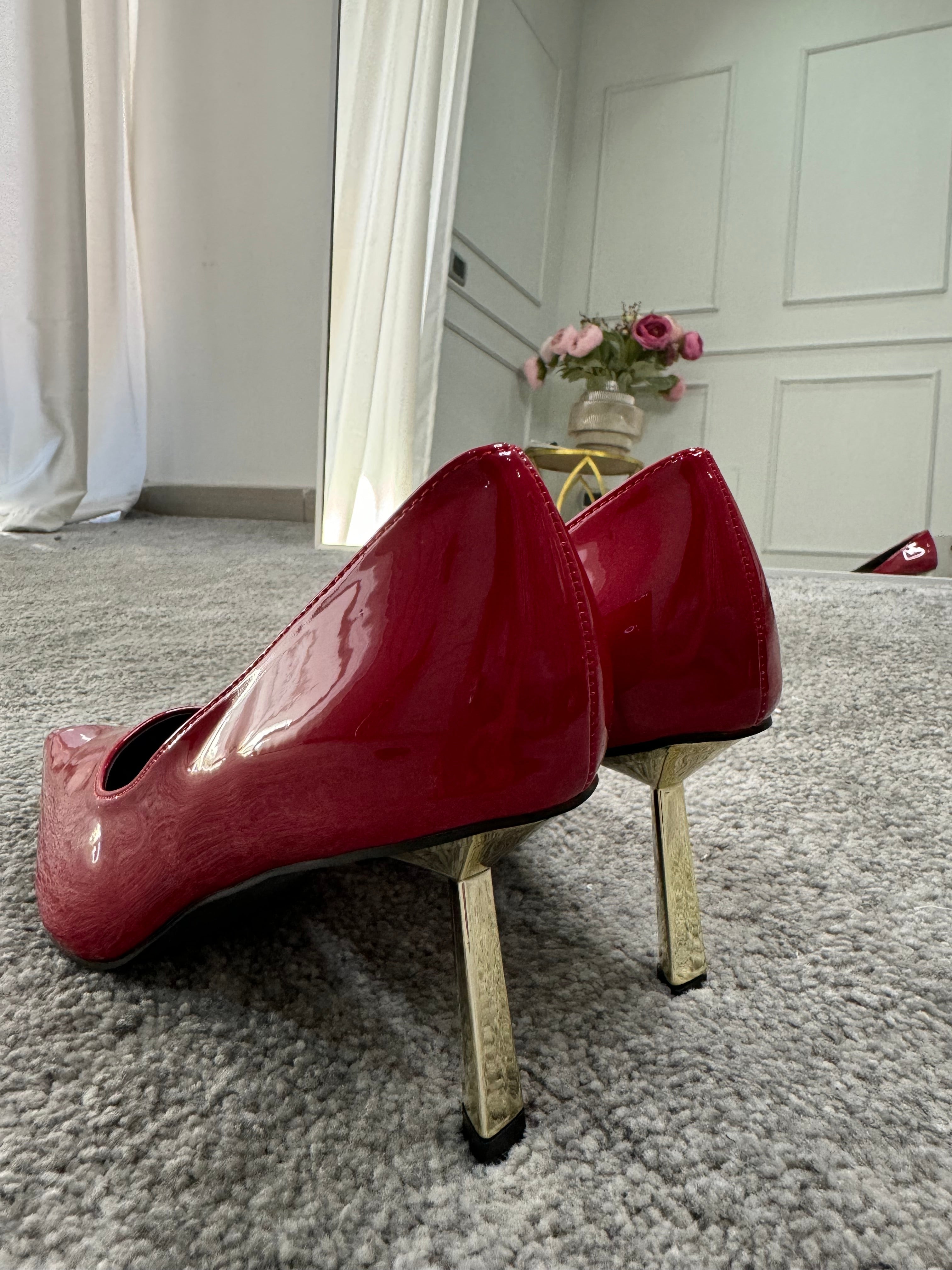 Decolletage with a golden heel