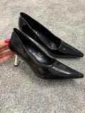 A décolletage with a golden heel