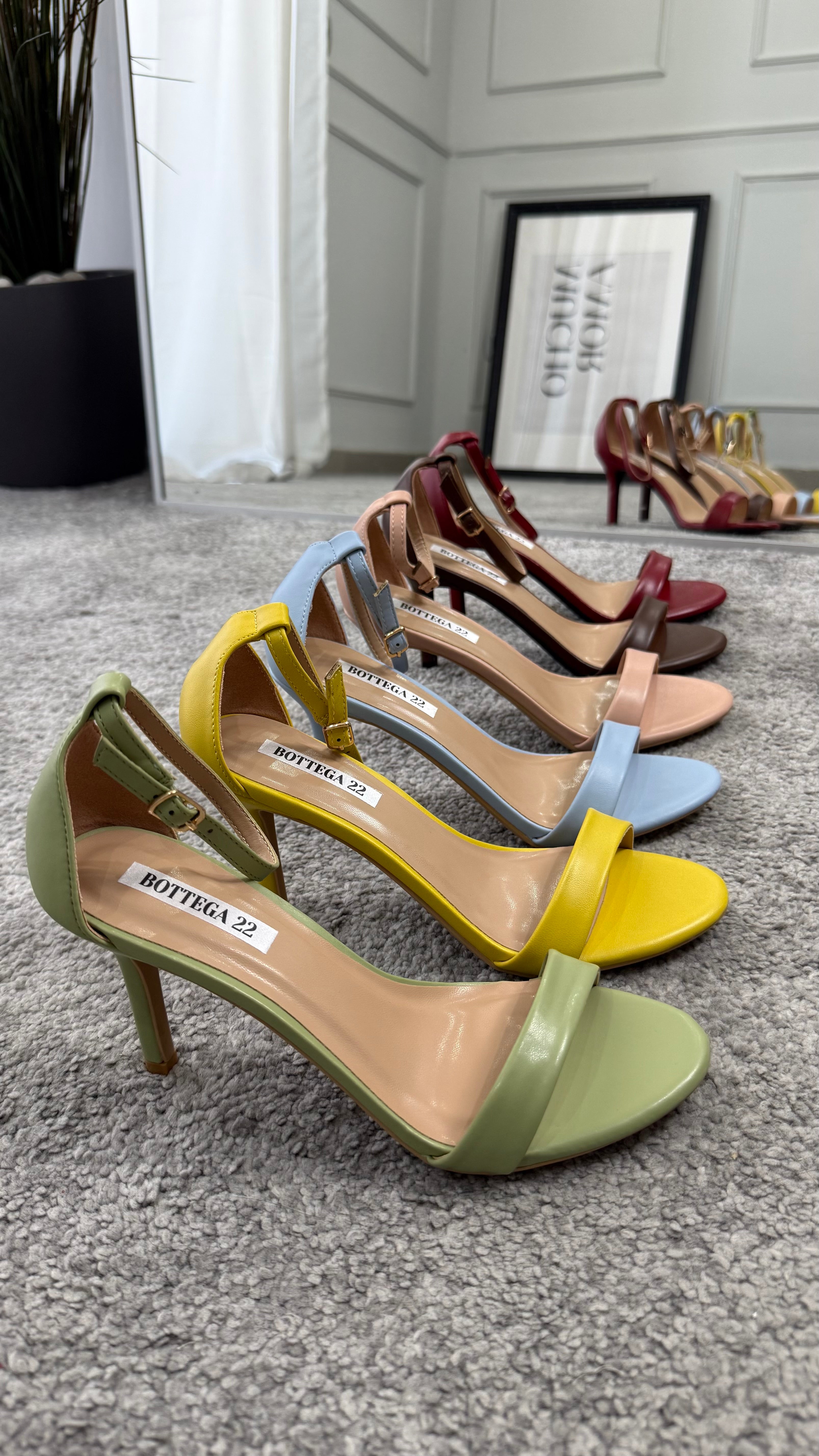 Sandal in basic colors