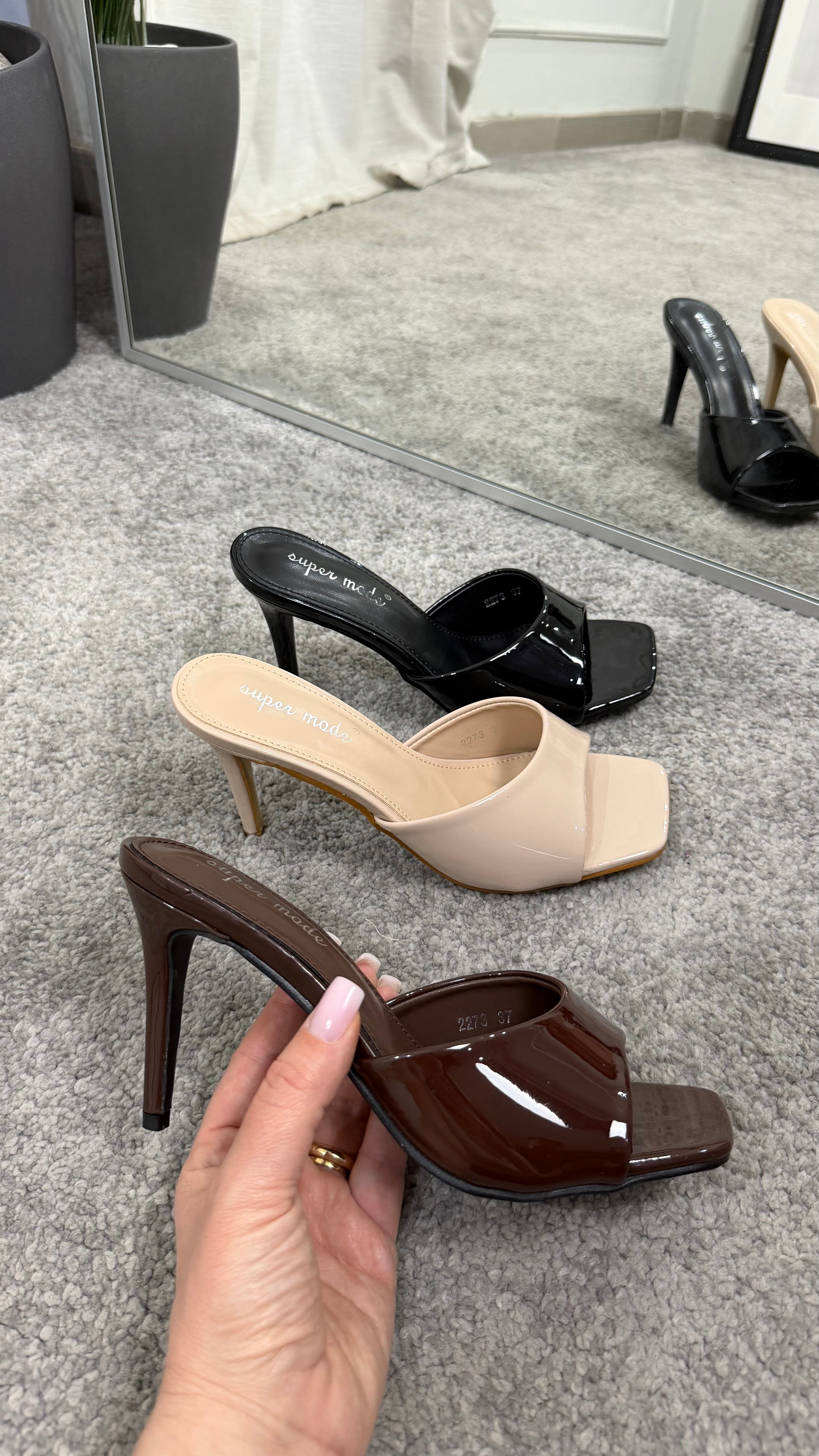 Mules with a square toe