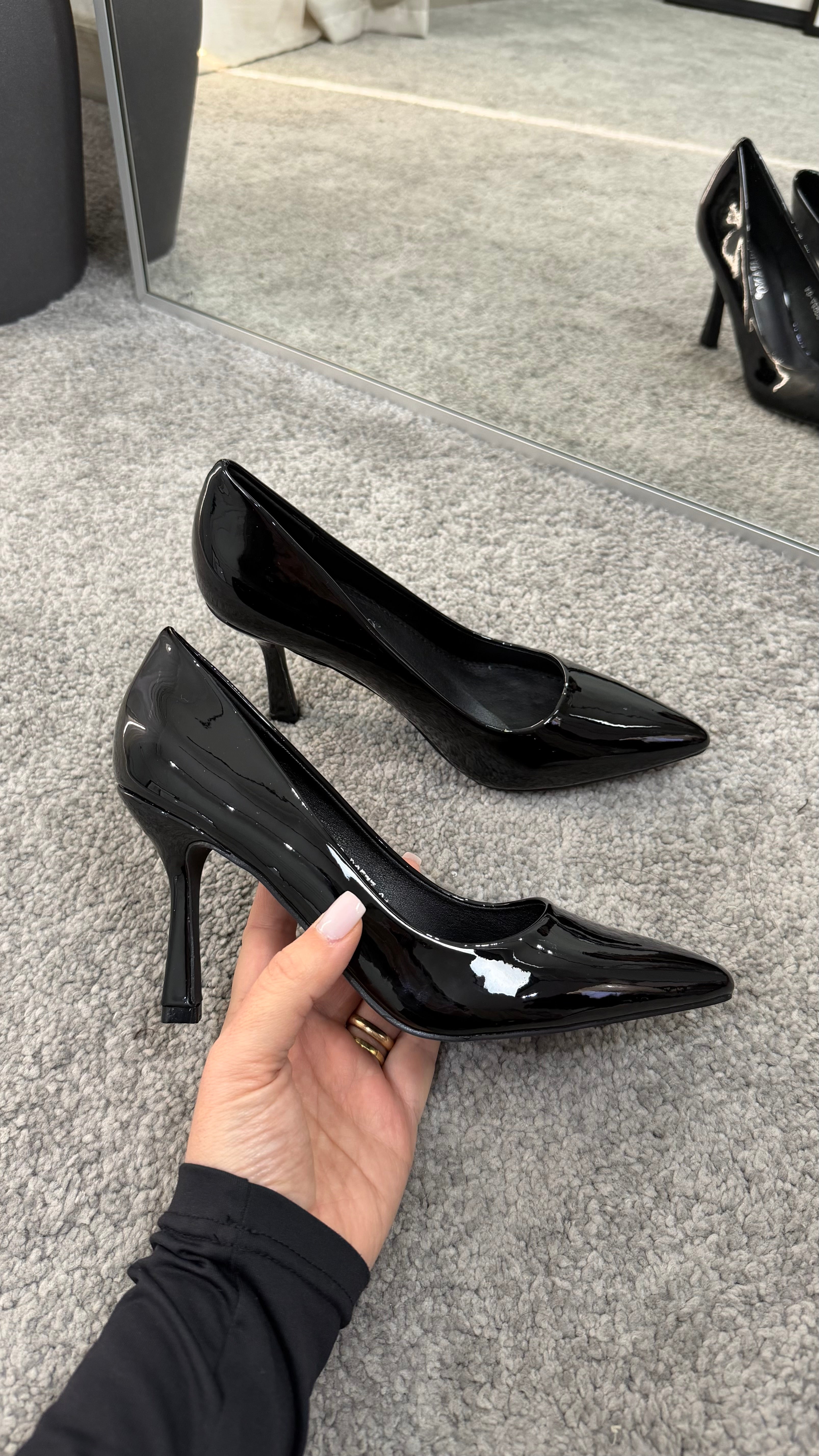 Black patent leather décolleté