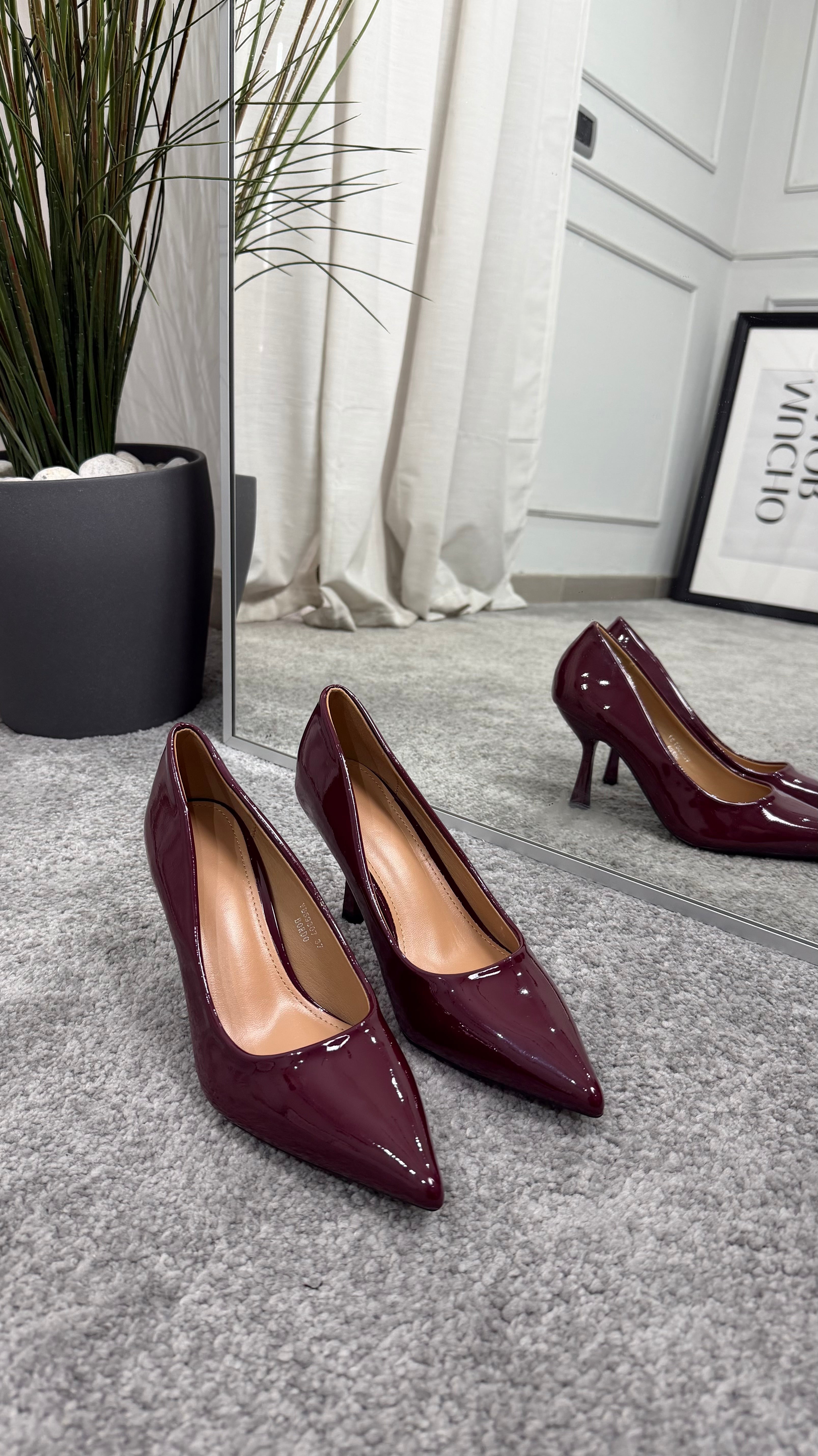 Decolletage burgundy glossy
