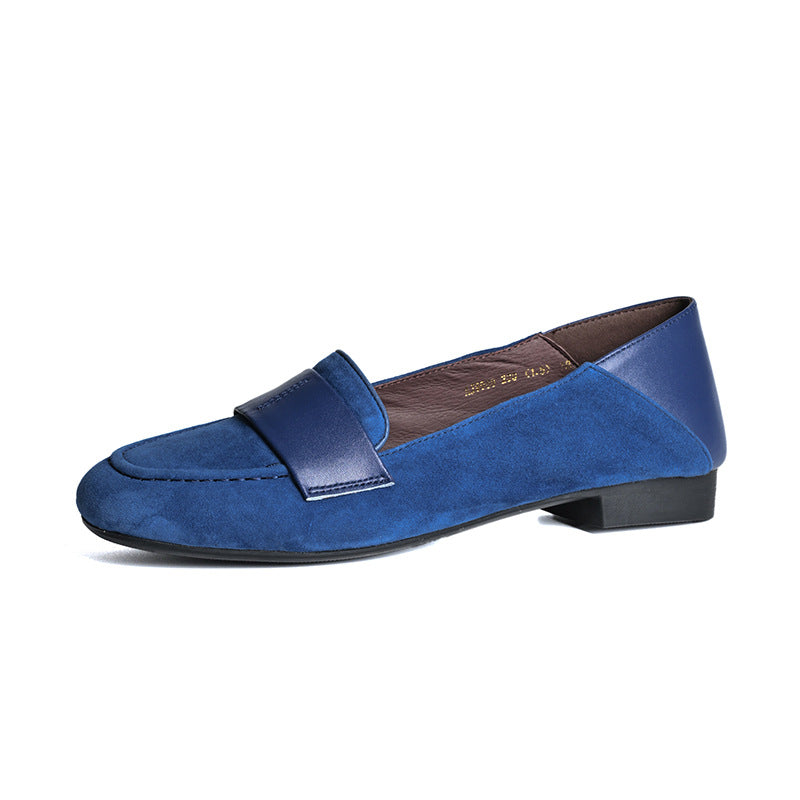 Essential loafer with a front strap