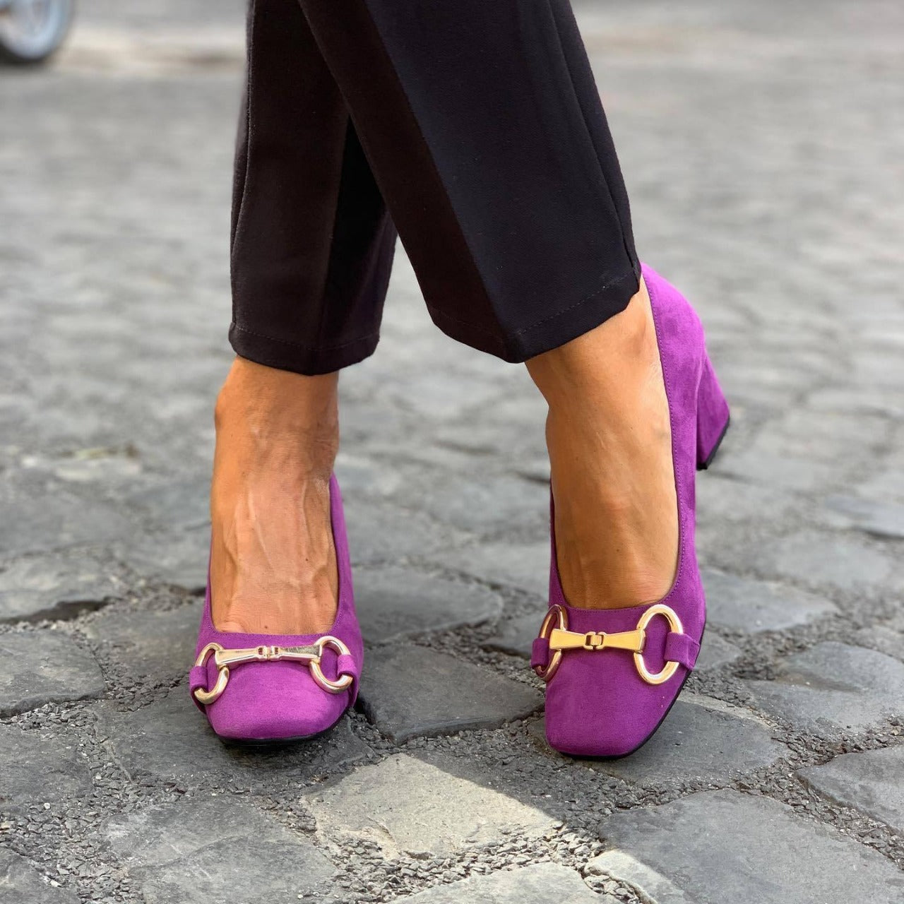 Elegant pump shoes with gold details