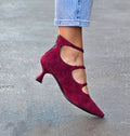 Low-heeled, strappy pump shoes