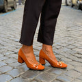 Elegant pump shoes with gold details