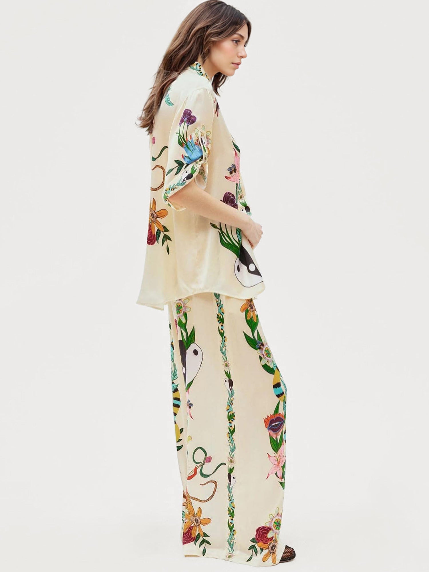 Wide-leg trousers with a sophisticated print