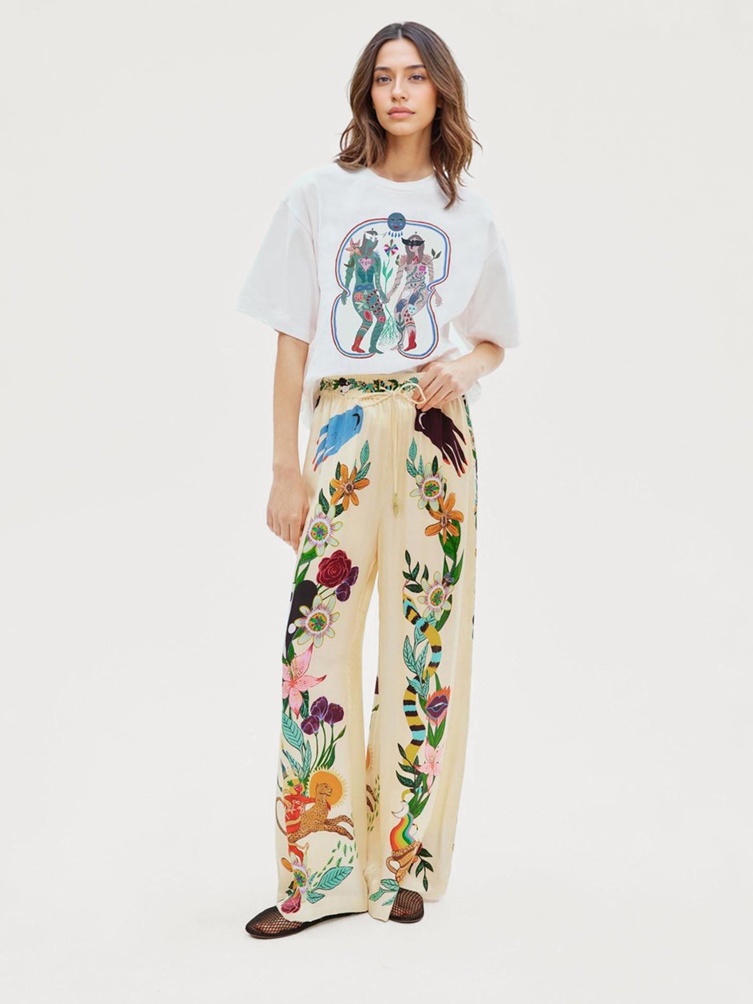 Wide-leg trousers with a sophisticated print