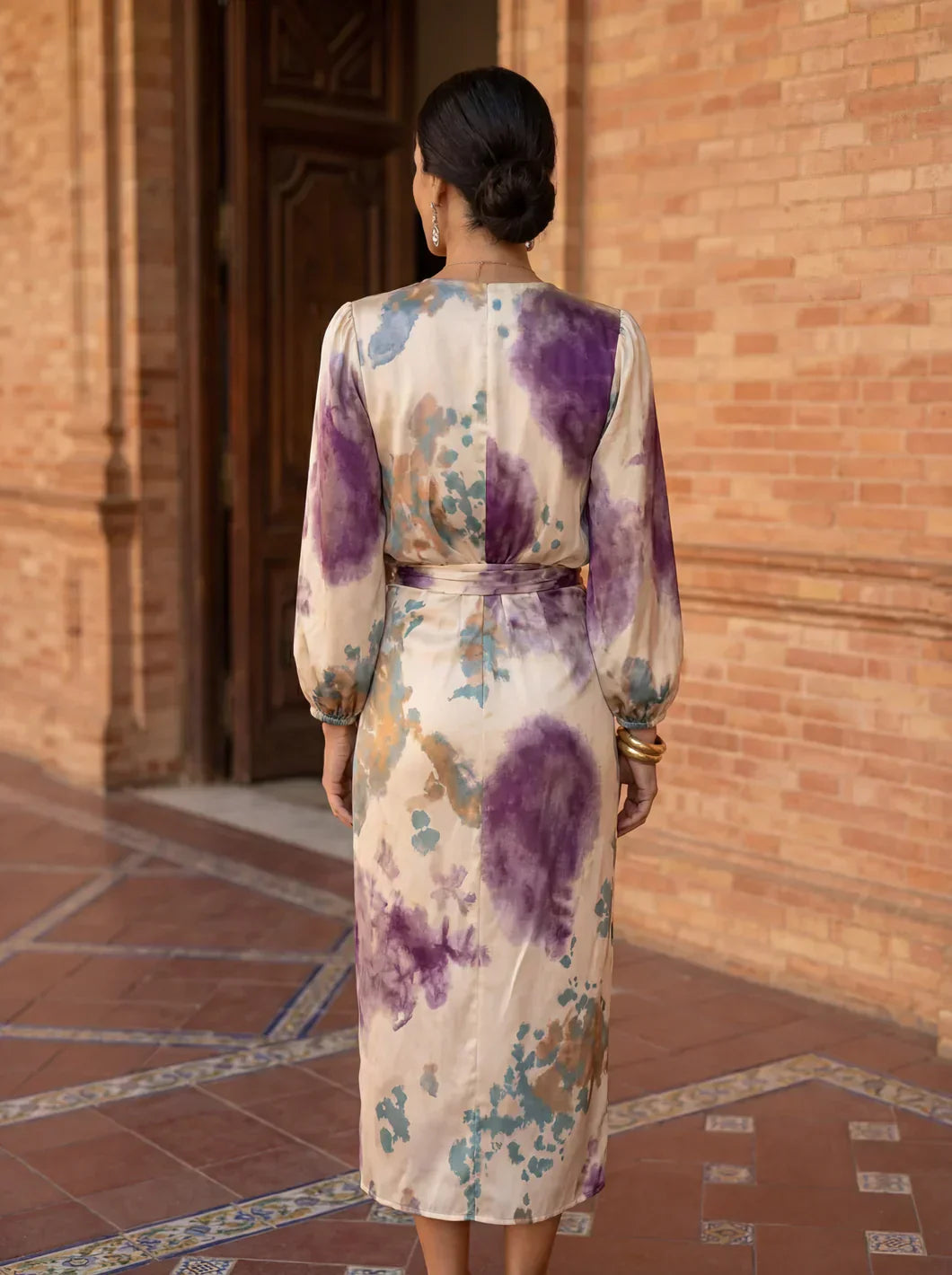 Valeria - Elegant dress with V-neckline