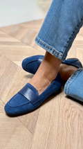 Essential loafer with a front strap