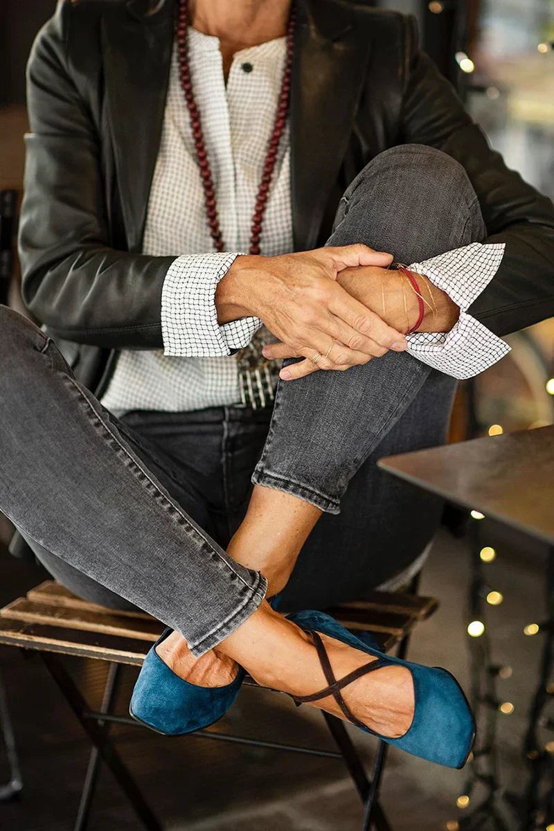 Pump shoes with criss-cross straps