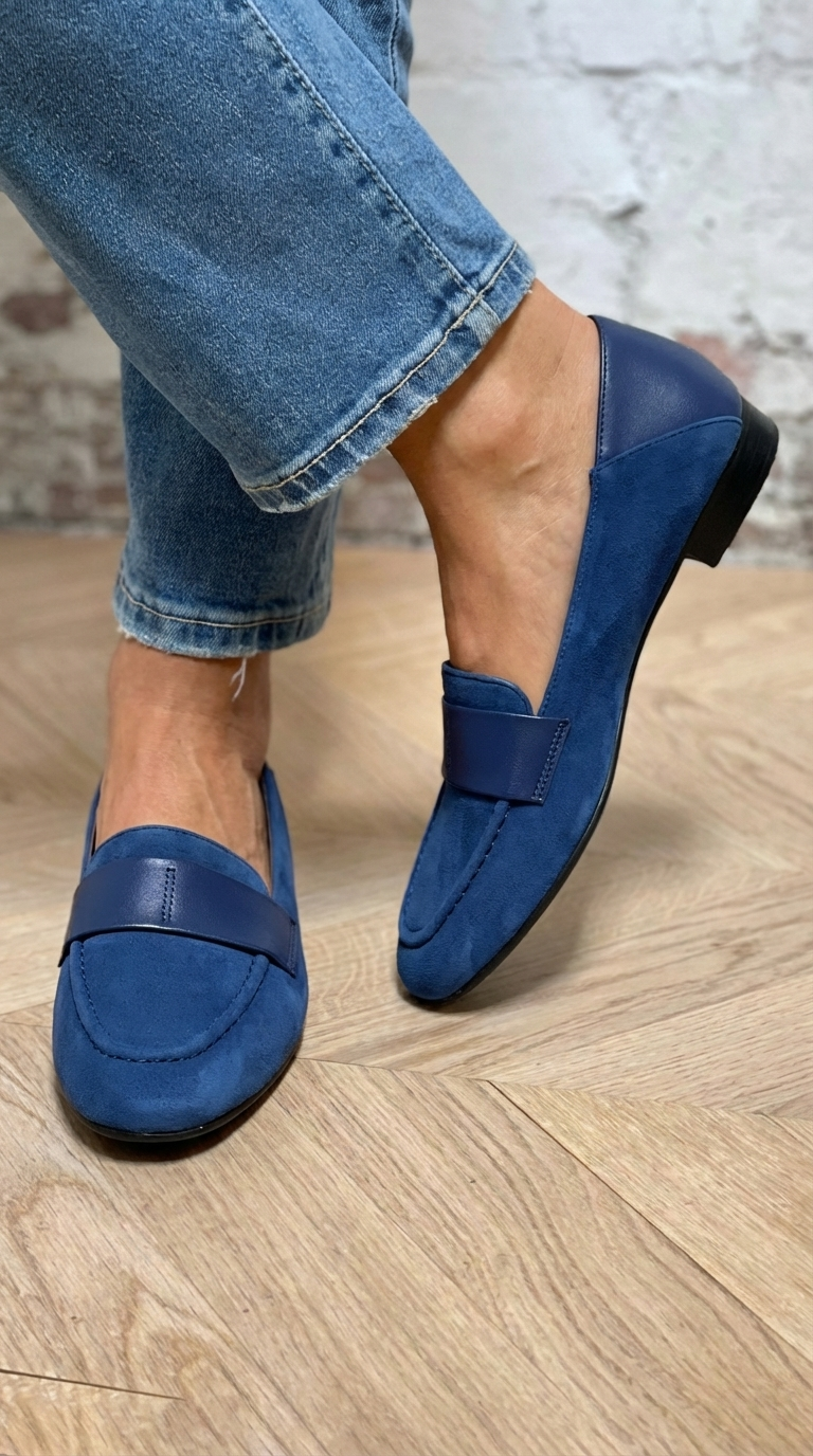 Essential loafer with a front strap